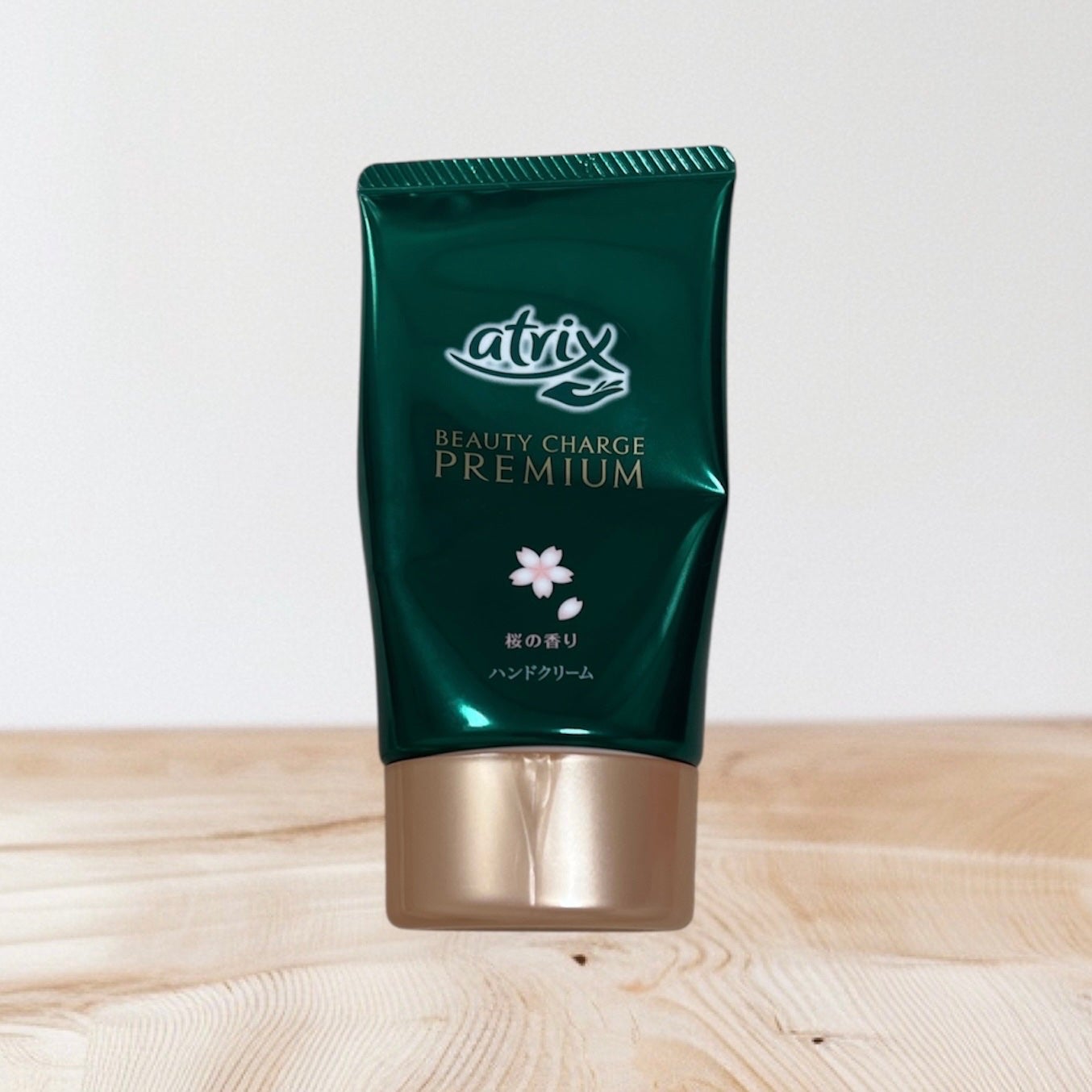 ビューティーチャージプレミアム 瞬間つや美肌 桜の香り/アトリックス/ハンドクリームを使ったクチコミ(1枚目)