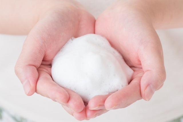 泡を持っている手