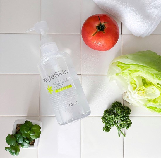 VegeSkin 高保湿化粧水です

ビタミンA. C.Eと10種類の野菜エキスが
素肌に潤いを与えます

大容量の500mlなので
バシャバシャ使うこともできますし
コットンにワンプッシュで
あっという間に染み込みますので
コットンパック