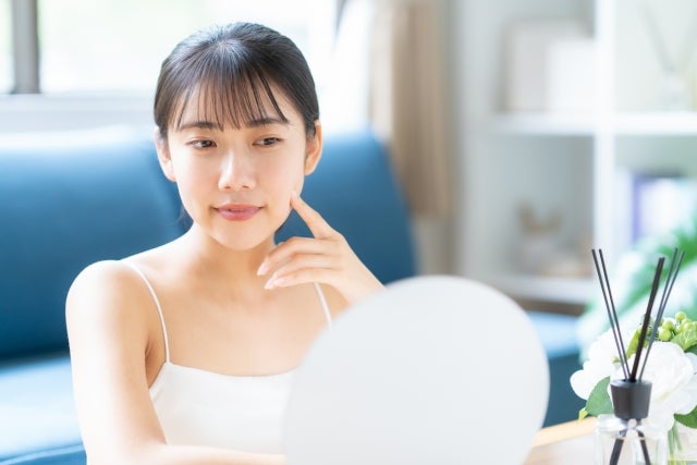 鏡を見ている女性