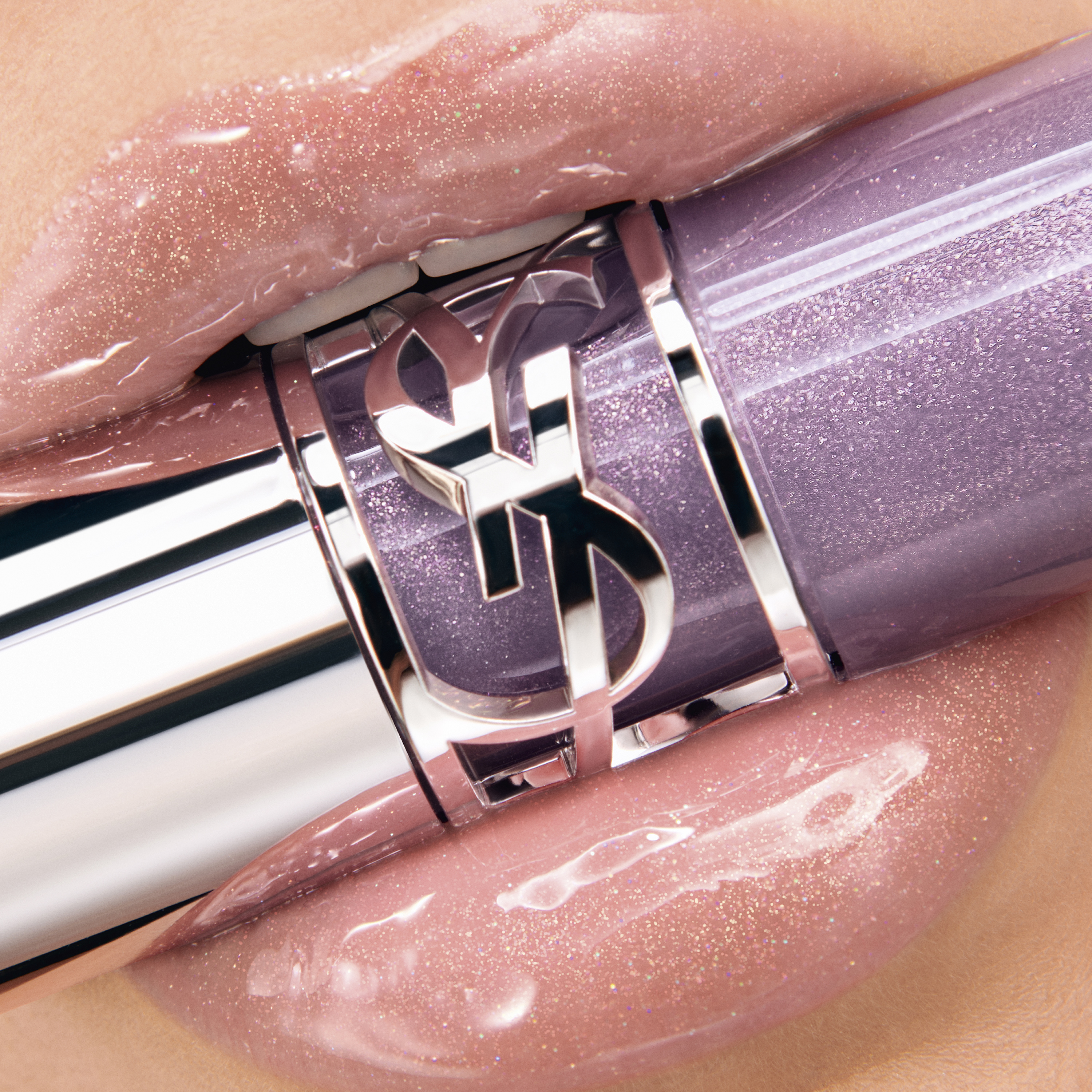 【NEW】

全10色のプレイフルカラーで話題の「YSL ラブシャイン グロスプランパー」

YSLのおすすめシェード３つをご紹介。
迷った時にはこのシェードをセレクト！

■No.1 サンダースティーラー
どこまでも大胆に、光と視線を奪い