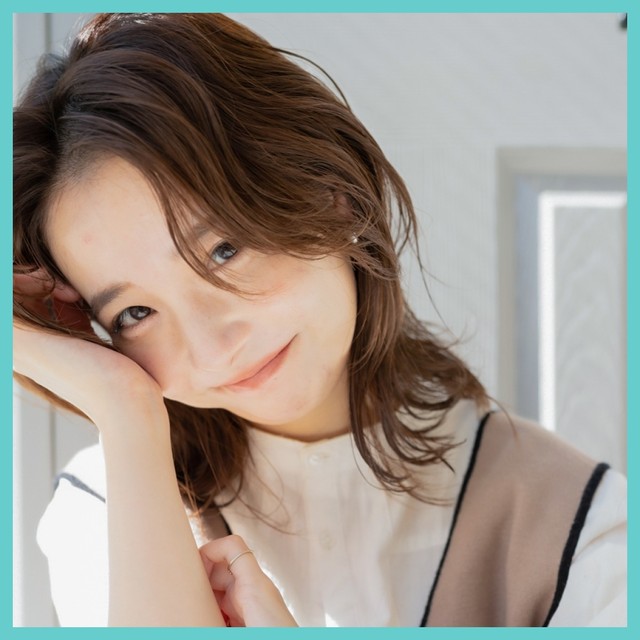 自信を取り戻したようなほほえみを浮かべる女性