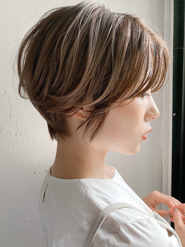 ショートのナチュラルテイストの女性の横顔