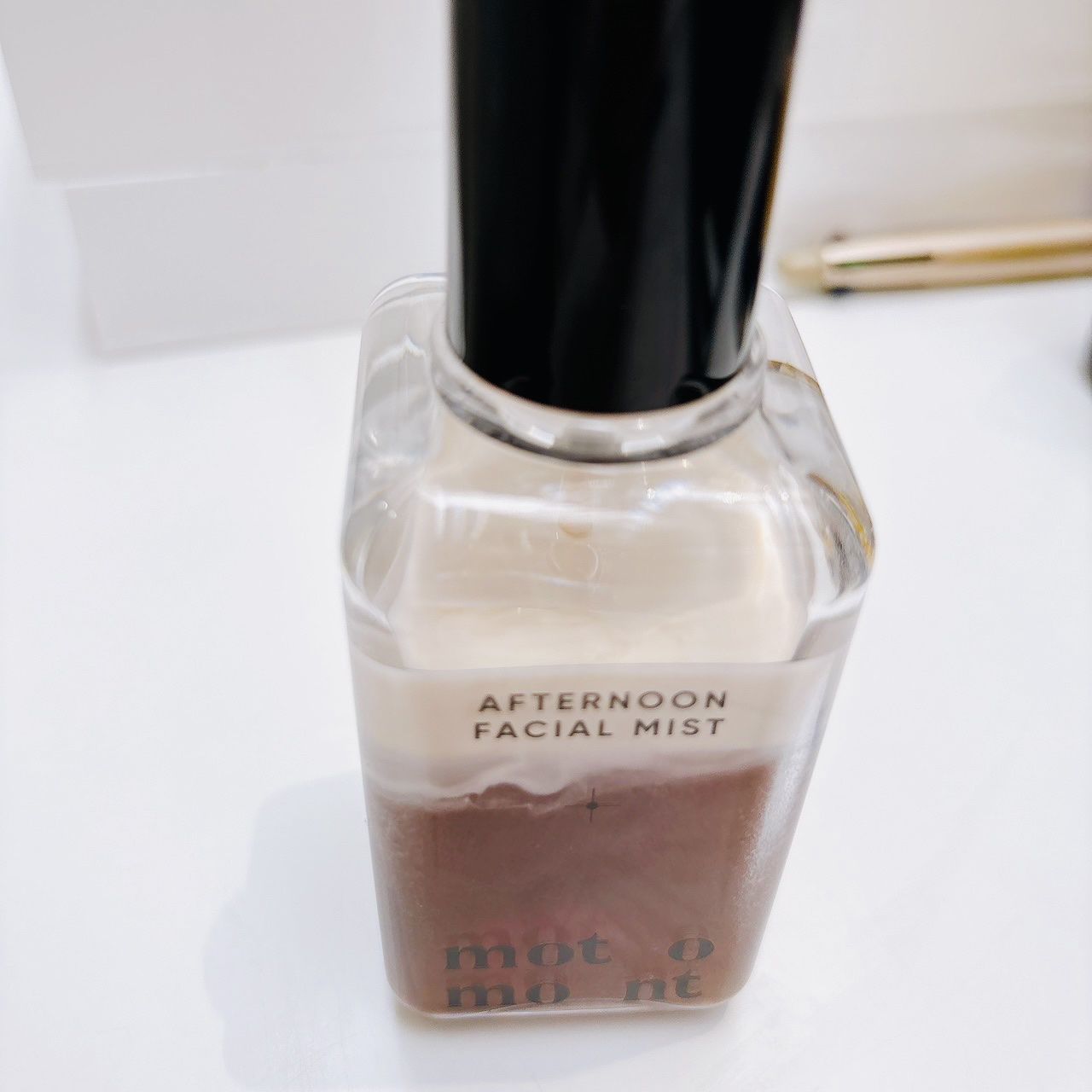 motomont アフタヌーンフェイシャルミスト

ミルクティーのような優雅な香り。
二層式なので振って混ぜてから使います。

ミストは細かい粒子でメイクにも優しく、長時間メイクを持続してくれるのはありがたいです。

顔全体にやさしくスプレ