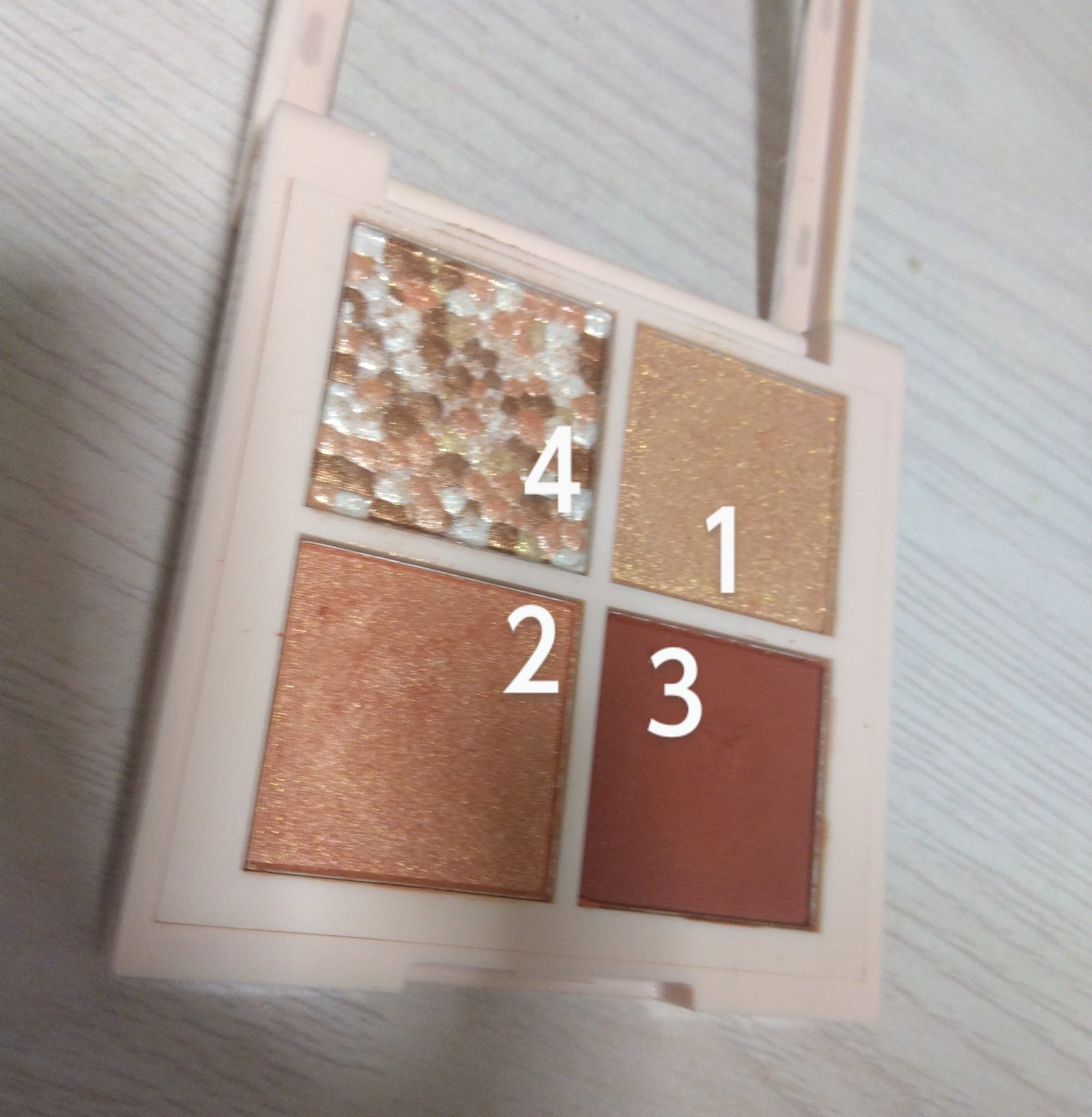 レブロン ダズル アイシャドウ クアッド/REVLON/アイシャドウパレットを使ったクチコミ（3枚目）