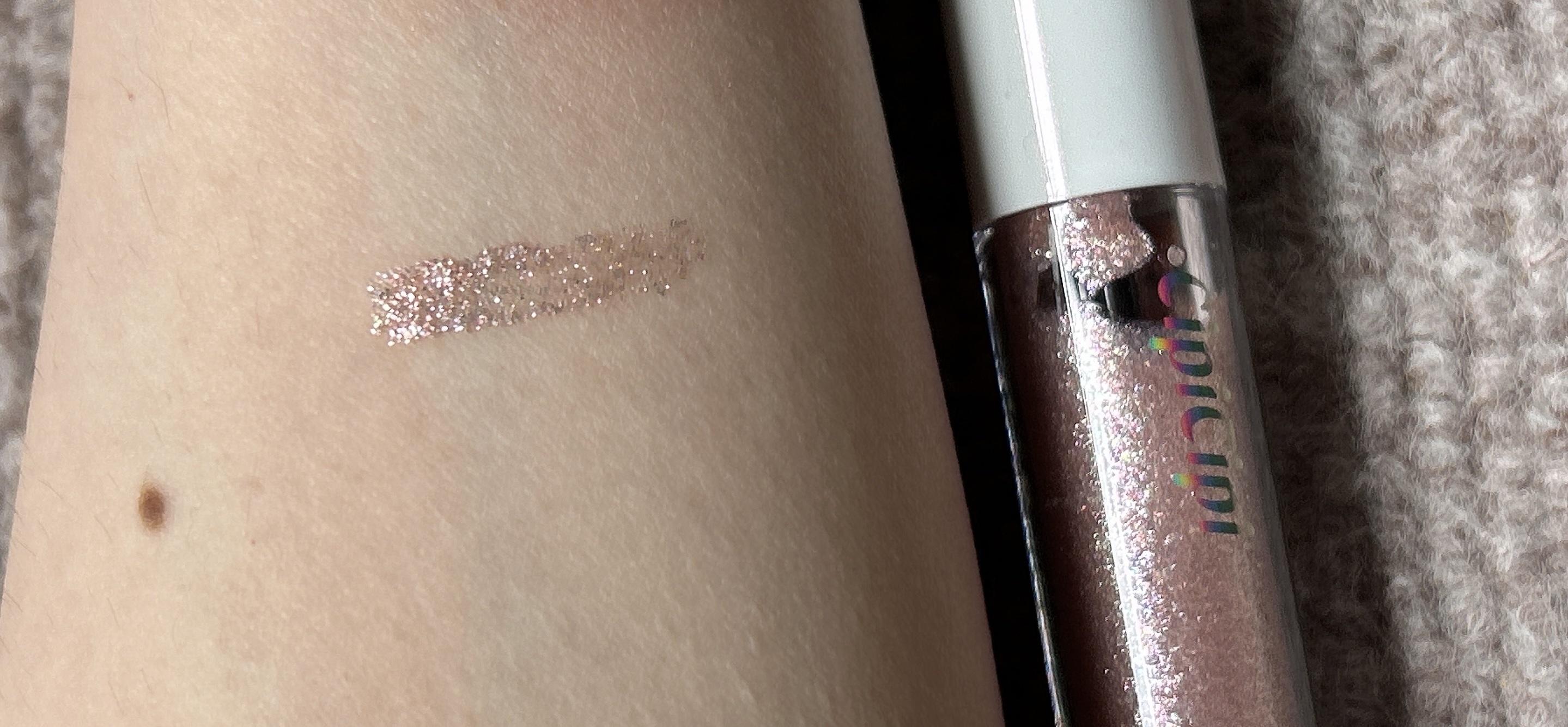 シピシピ グリッター イルミネーションライナー S 05 スノーピンク/CipiCipi/リキッドアイライナーを使ったクチコミ（1枚目）