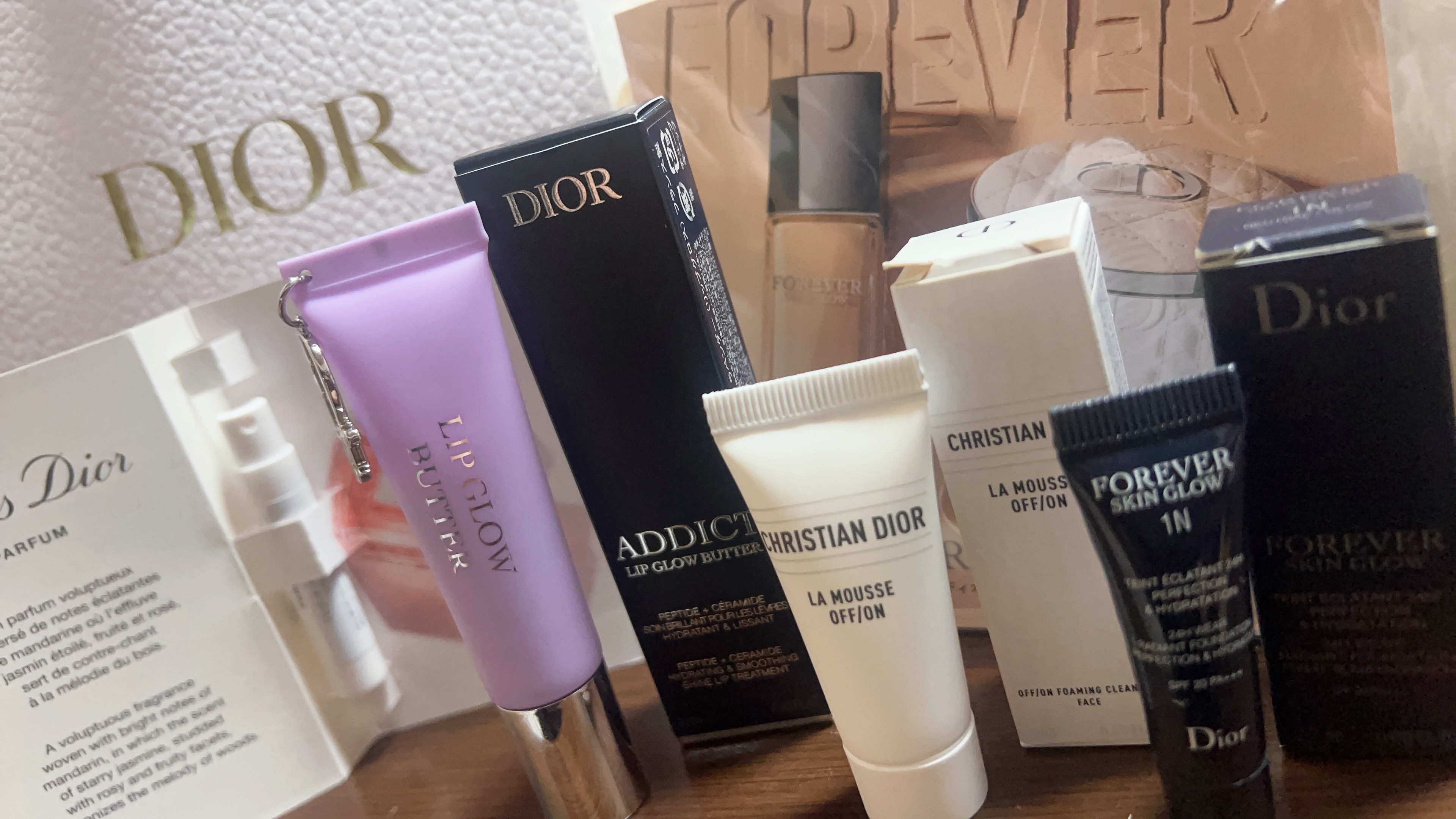 
ディオールアディクトリップグロウバター
102 グレイズド ラベンダー(リップグロス)💜

購入してきました(*´˘`*)︎💕︎︎
薄い紫に青みラメが細かく入っているので
ティントやマットの上に塗ったら絶対
可愛くなると思ってピンクカ