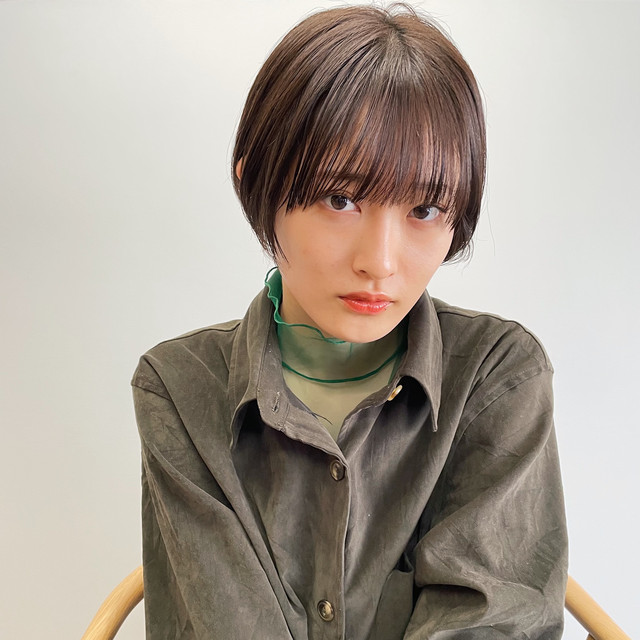 透けた襟のかわいい女性