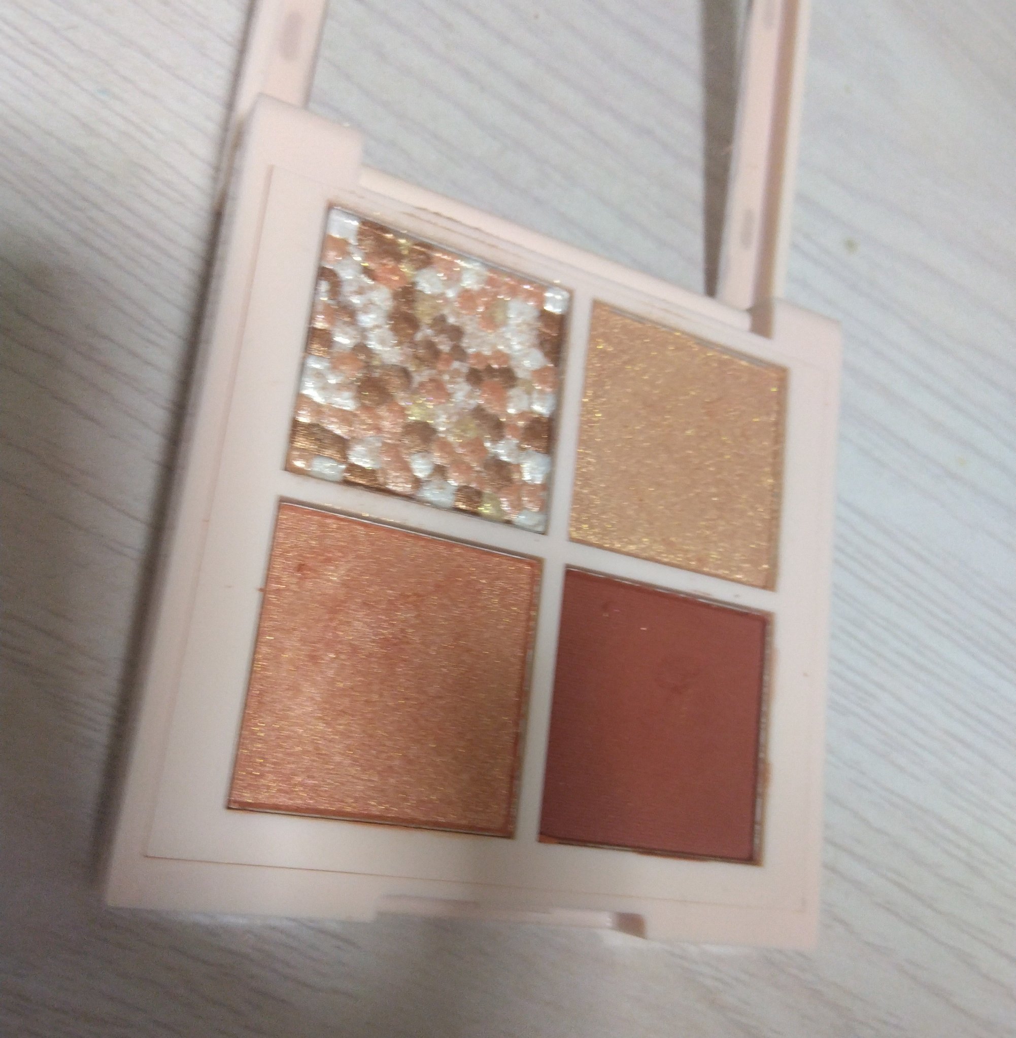 レブロン ダズル アイシャドウ クアッド/REVLON/アイシャドウパレットを使ったクチコミ（2枚目）