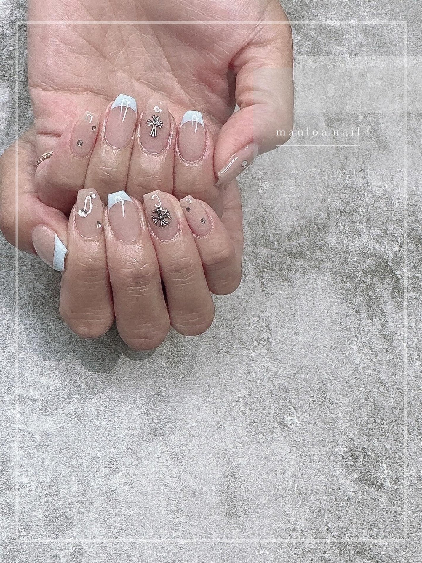 mauloa_nail on LIPS 「・水色フレンチにクロム✝️🩵・・・・・#クロムハーツ#ネイルテ..」(1枚目)
