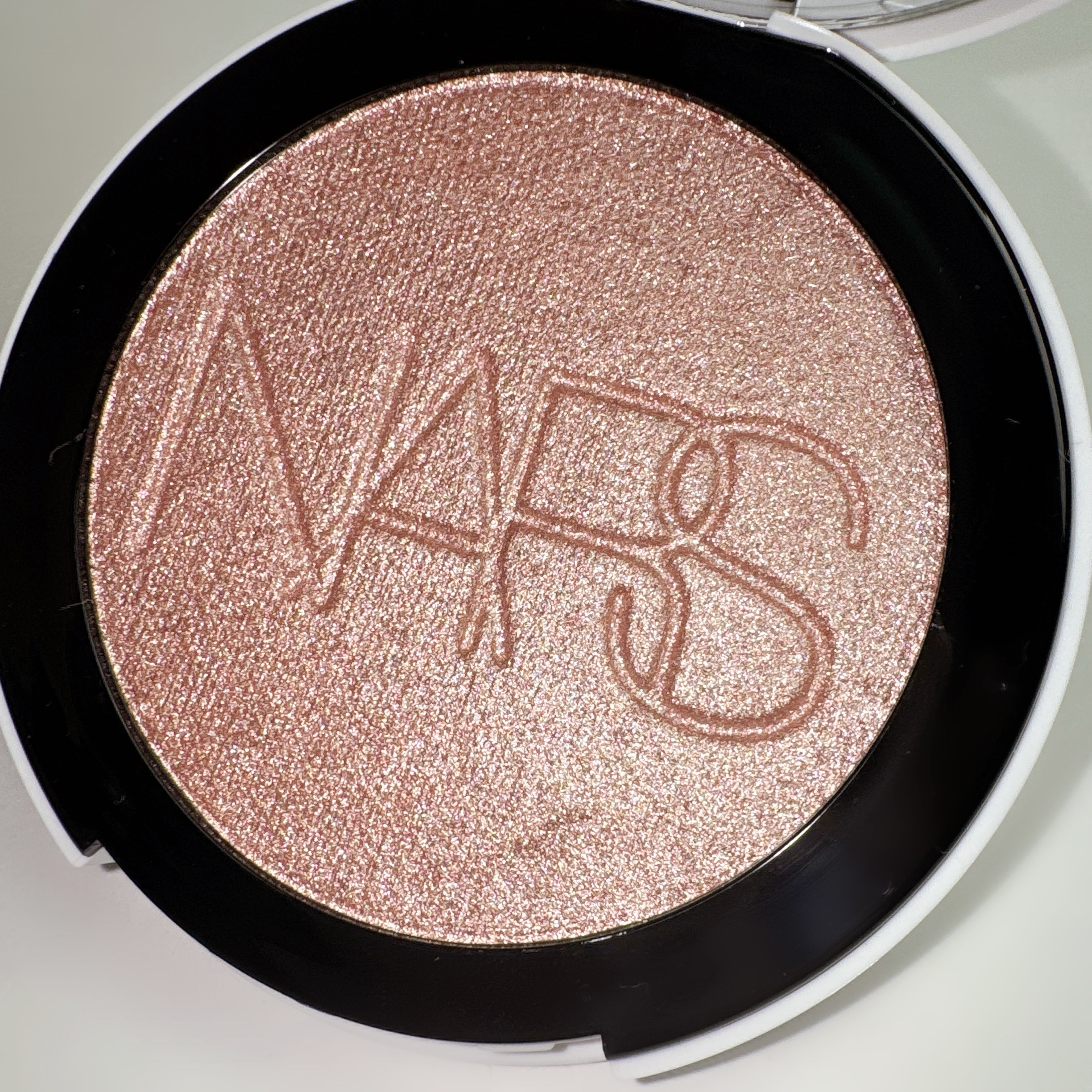 NARSさまからいただきました。

ライトリフレクティングコレクションから新登場のハイライター。

ピカっと存在感のある光り方をする一方で、
仕上がりは上品で透明感のある印象。

粉っぽさを感じないみずみずしいツヤに
他のカラーも欲しくなり