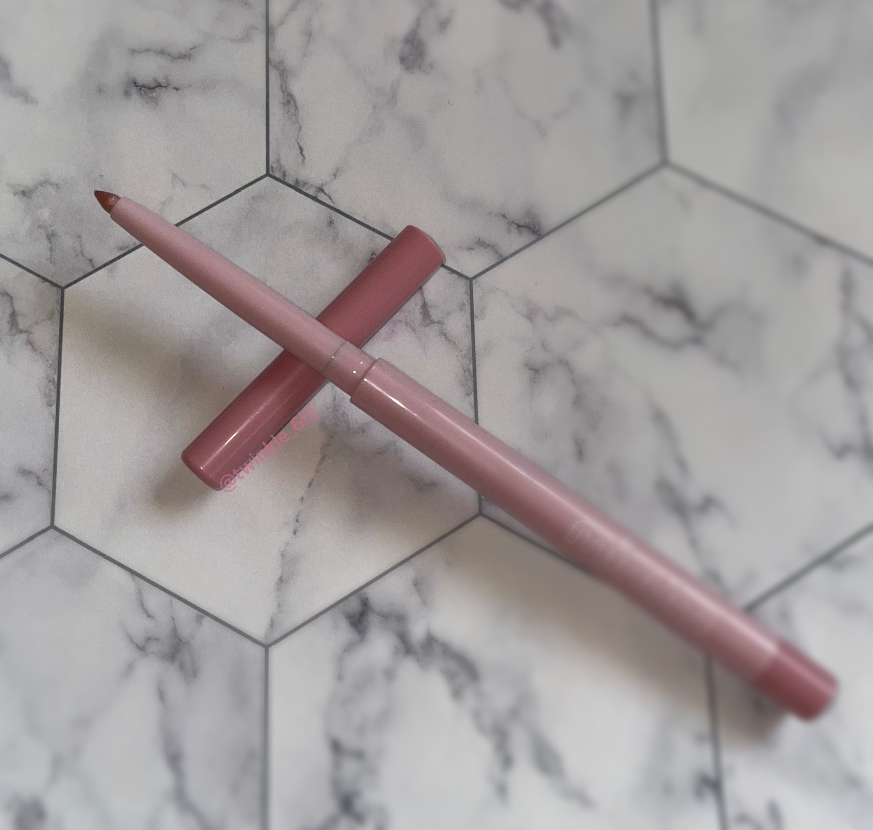 【商品】
minum ミニュム メルティ涙袋ライナー
02 シャイニーピンク


【商品の特徴】
微細なパール配合で愛らしい涙袋に


【使用感】
高発色・微細パール配合で柔らかいラインが下まぶたにフィットし自然なぷっくり涙袋を演出


【