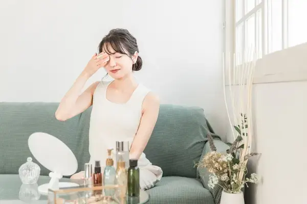 アイメイクを落とす女性