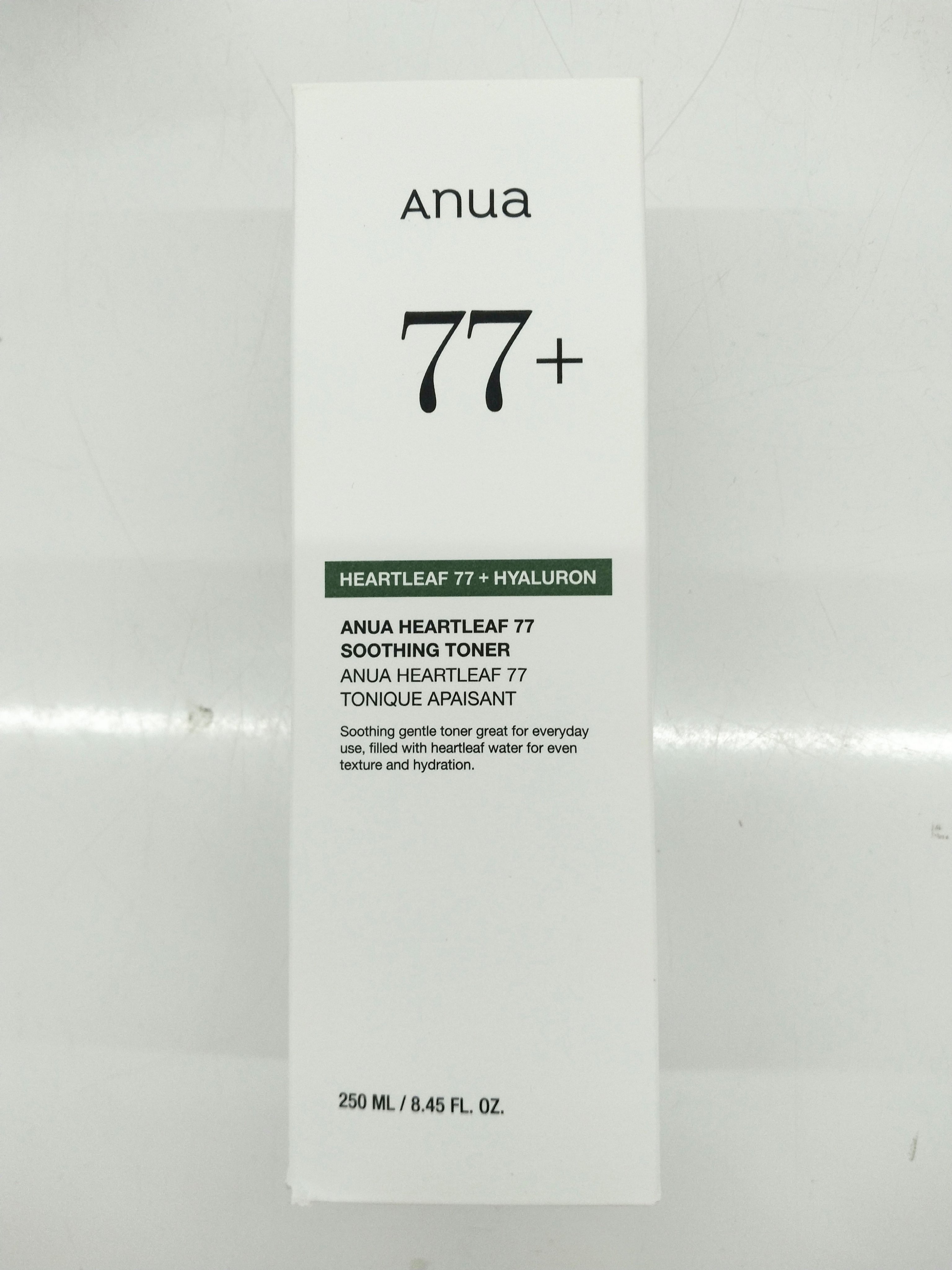 「アヌア ハートリーフ77 スージングトナー」は、韓国のスキンケアブランド「アヌア（ANUA）」が展開するトナーで、空気のように軽やかなテクスチャーと、保湿力を持つ製品です。このトナーは、主に敏感肌や乾燥肌の方におすすめされており、肌をしっ