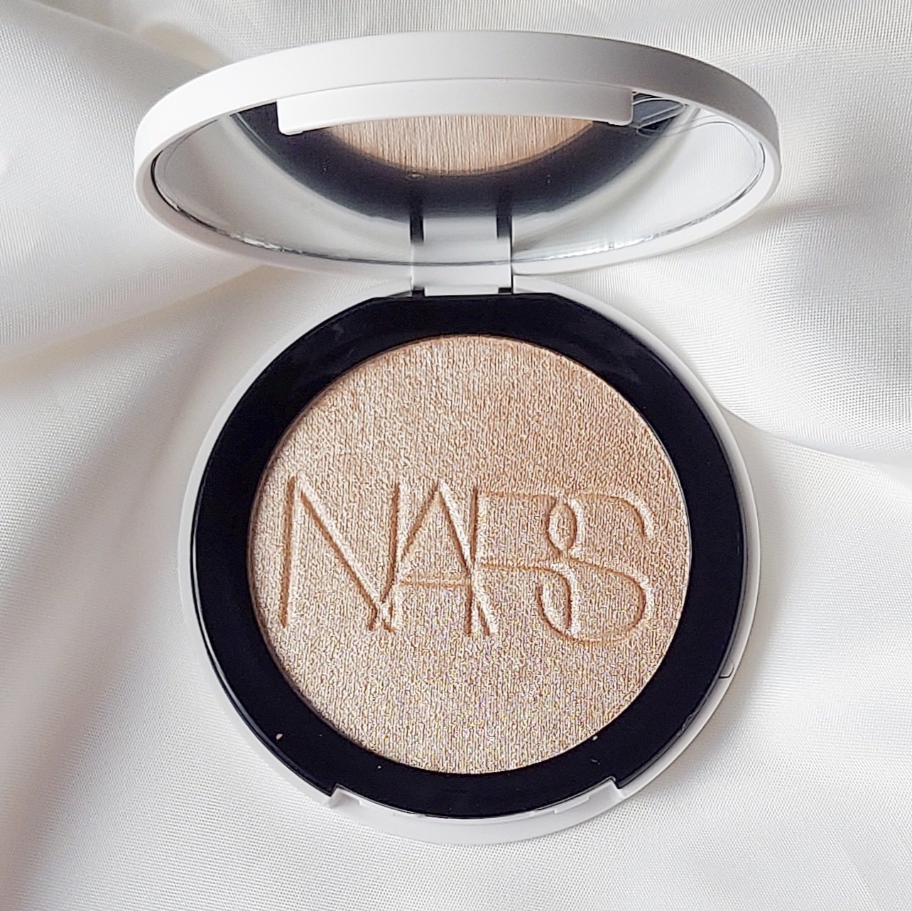 NARS ライトリフレクティング ルミナイジングパウダー/NARS/パウダーハイライトを使ったクチコミ（1枚目）