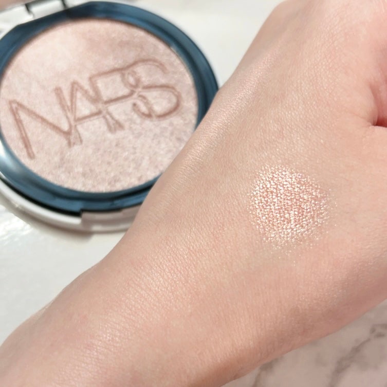 NARS ライトリフレクティング ルミナイジングパウダー/NARS/パウダーハイライトを使ったクチコミ(2枚目)