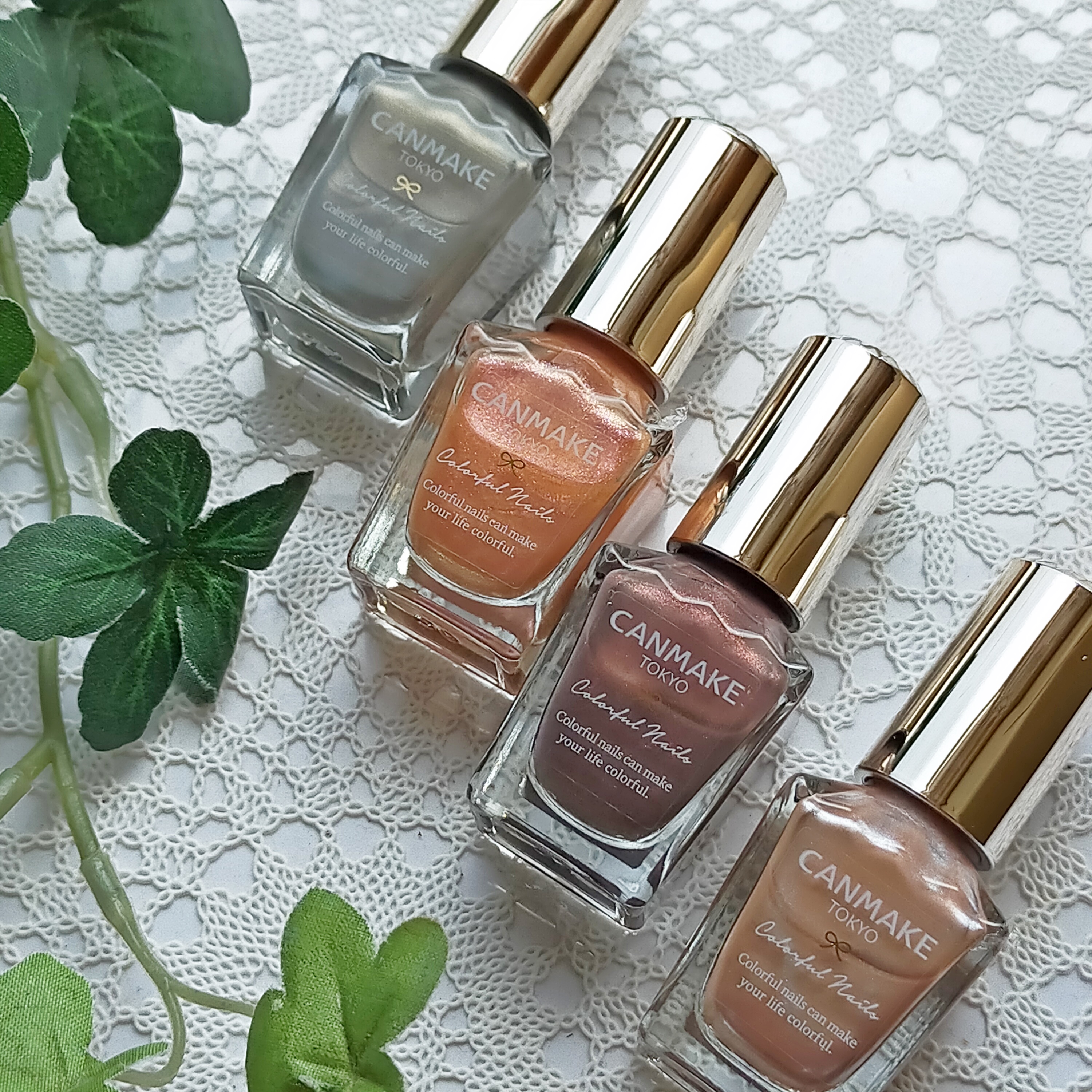 「キャンメイク」さまからいただきました。

カラフルネイルズの新色・限定色、夕日に照らされたビーチをイメージした4色が2025年7月下旬より発売。


ツヤツヤした仕上がりで一度塗りと重ね塗りの違いも良いよ。

プチプラなので夏休みの間は使