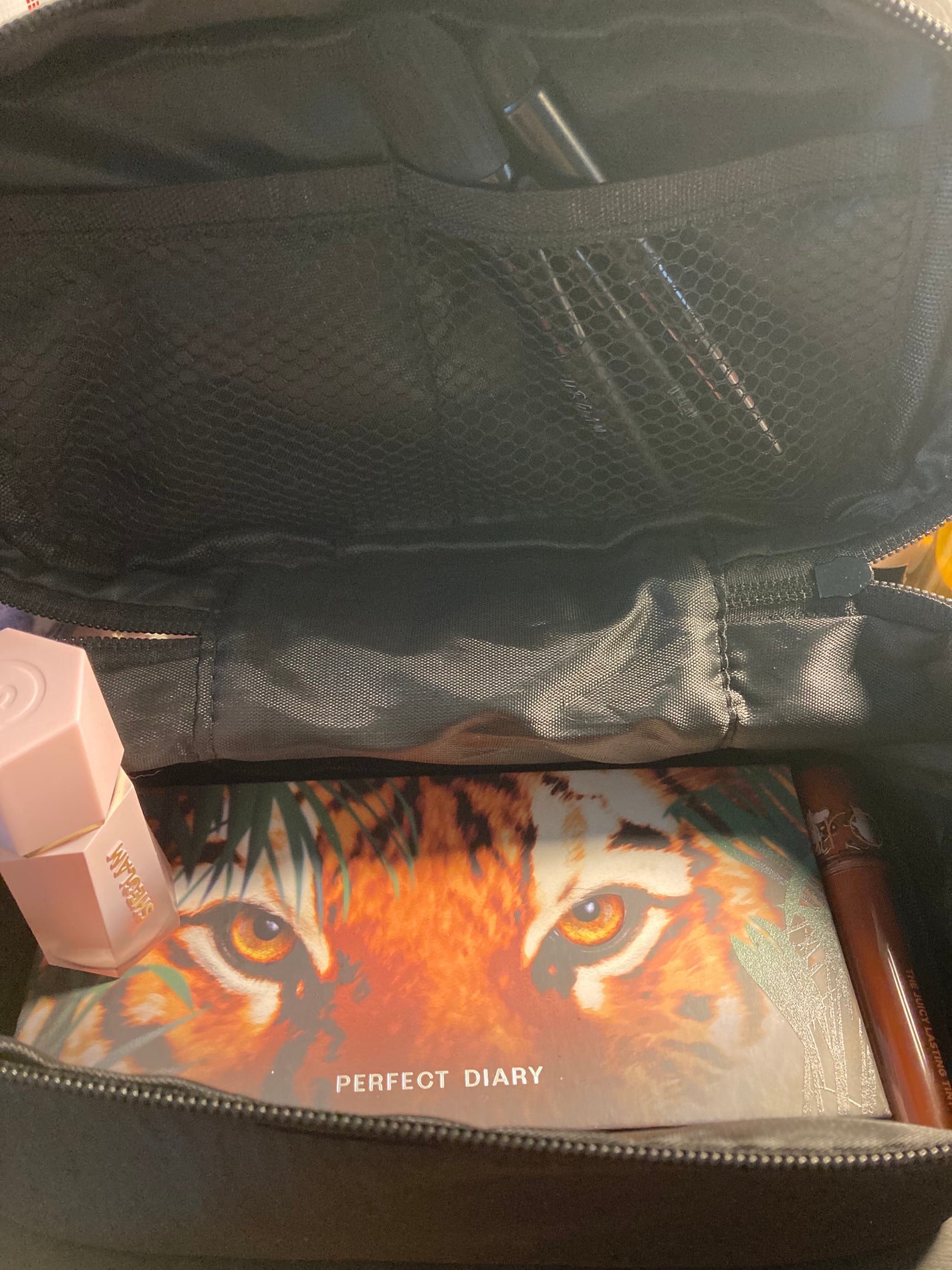 シモ.ヘイヘ田中フォロバ100 on LIPS 「ダイソーで買いました、メイクポーチです:ナイロン素材の立体メイ..」(5枚目)