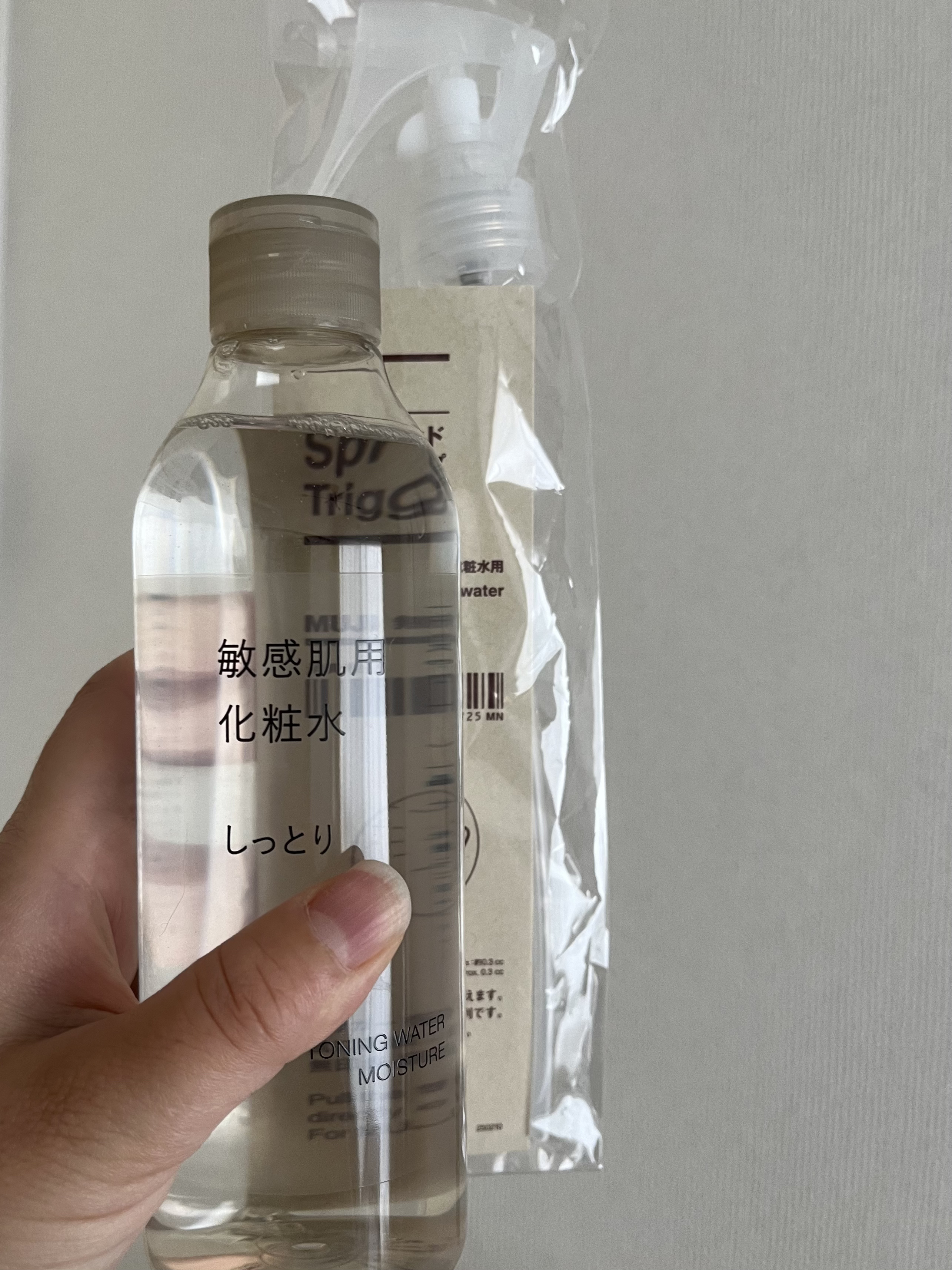 
無印良品
敏感肌用化粧水 しっとりタイプ
300ml 


最近のお風呂上がり、全身の保湿にとりあえずビシャがけしてる化粧水。

無印良品で売ってるスプレーノズルに付け替えると、顔から足までばーっと吹きかけることができて便利！詰め替えもあ