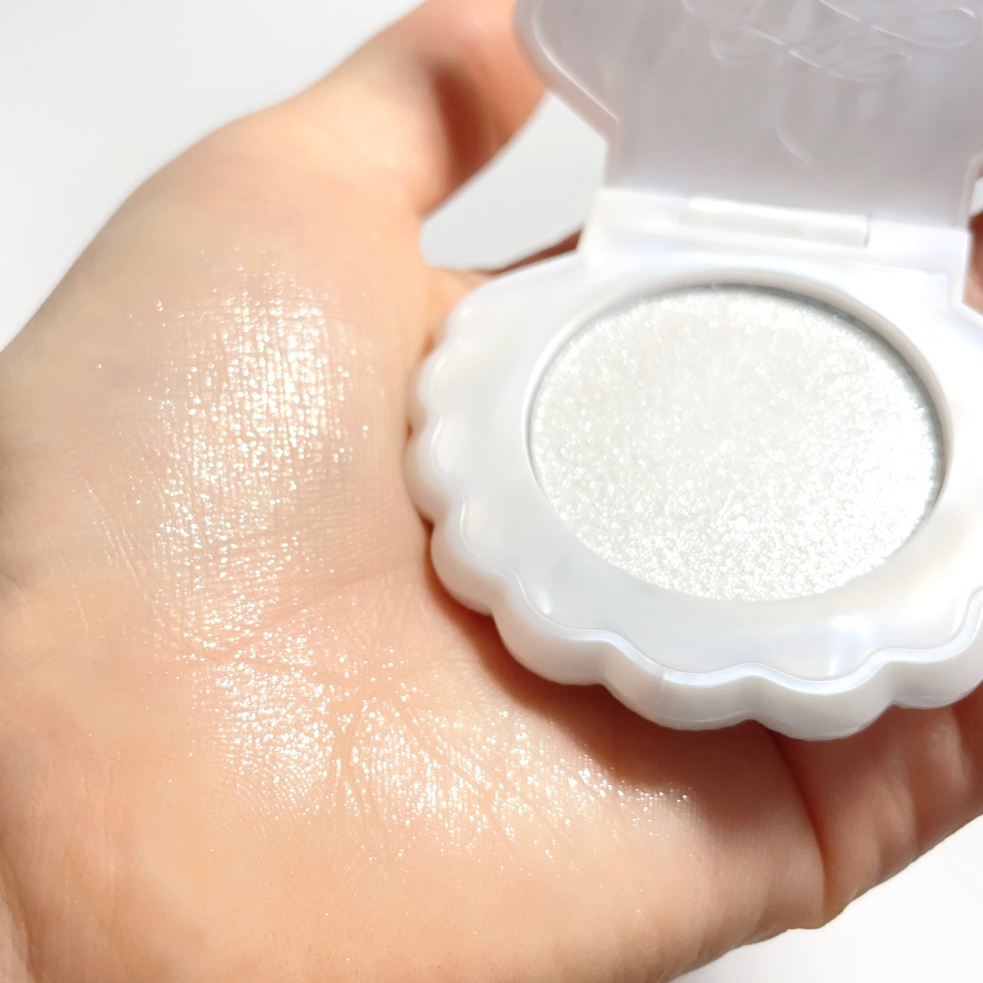 秋秋︎︎ on LIPS 「肌にジュエリー級のクリアな輝き💎✨✼••┈┈••✼••┈┈••..」(1枚目)