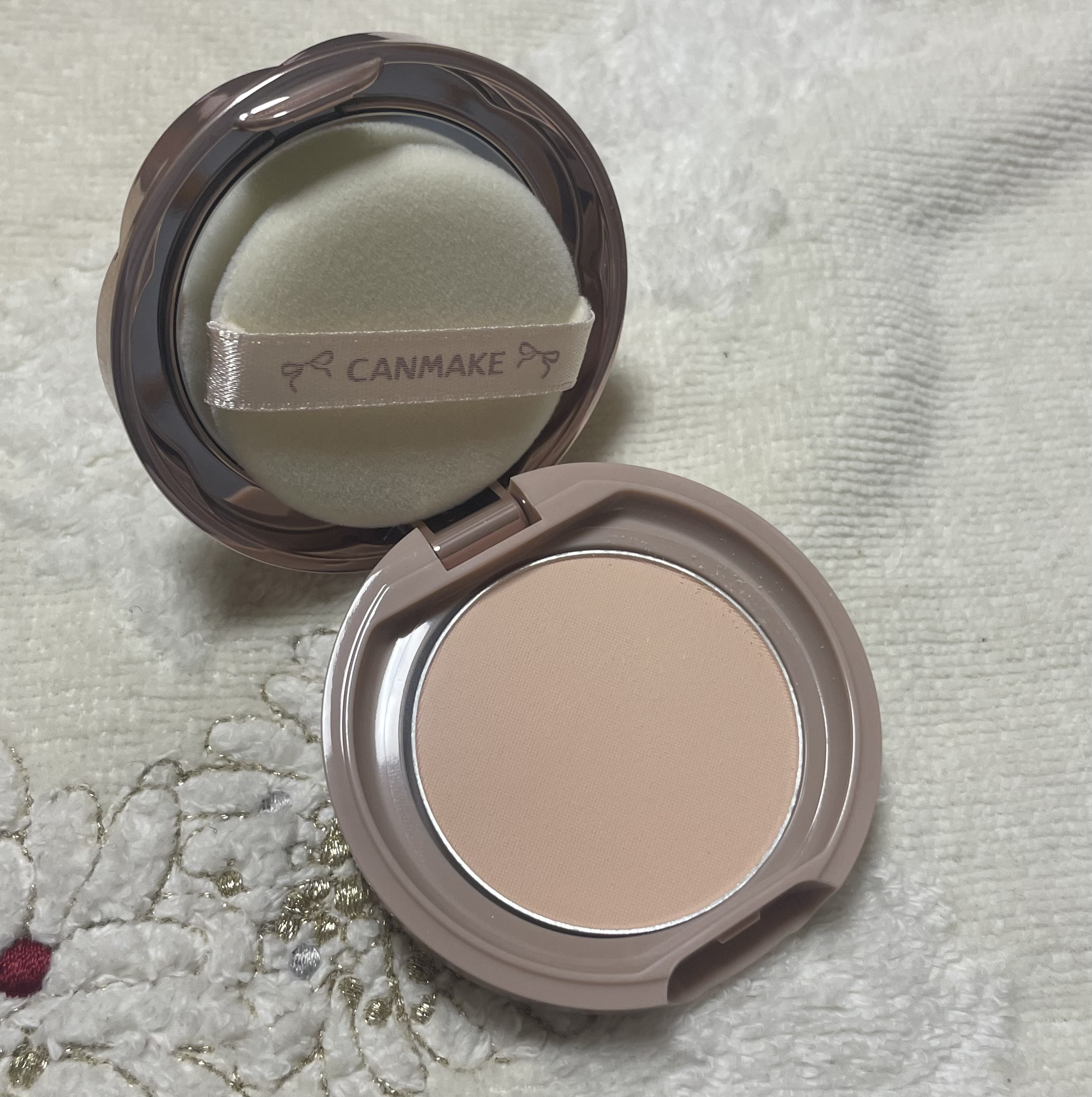 マシュマロフィニッシュパウダー mini ML マットライトオークル/キャンメイク/フェイスパウダーを使ったクチコミ（2枚目）