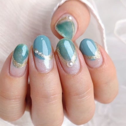 ミルクティ on LIPS 「✴✴#爽やかカラーでアクセサリーネイル💚🩵✴ベースのキラキラホ..」(6枚目)