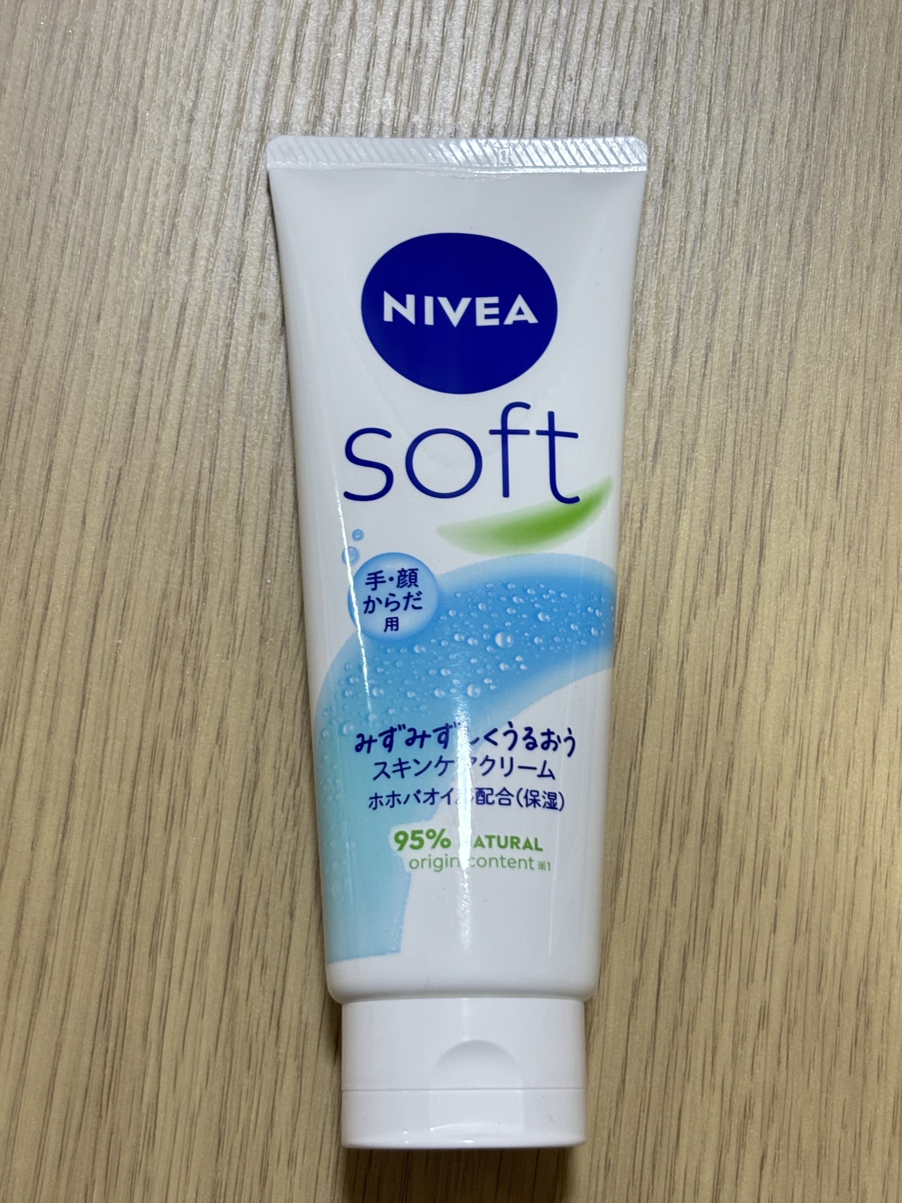  みずみずしくて軽めのテクスチャが気持ちいいクリーム。顔にも体にも使える万能さが魅力で、1本で全身の保湿が完了します。
香りもやさしく、毎日のお手入れに取り入れやすいです。大容量チューブでコスパも良好。