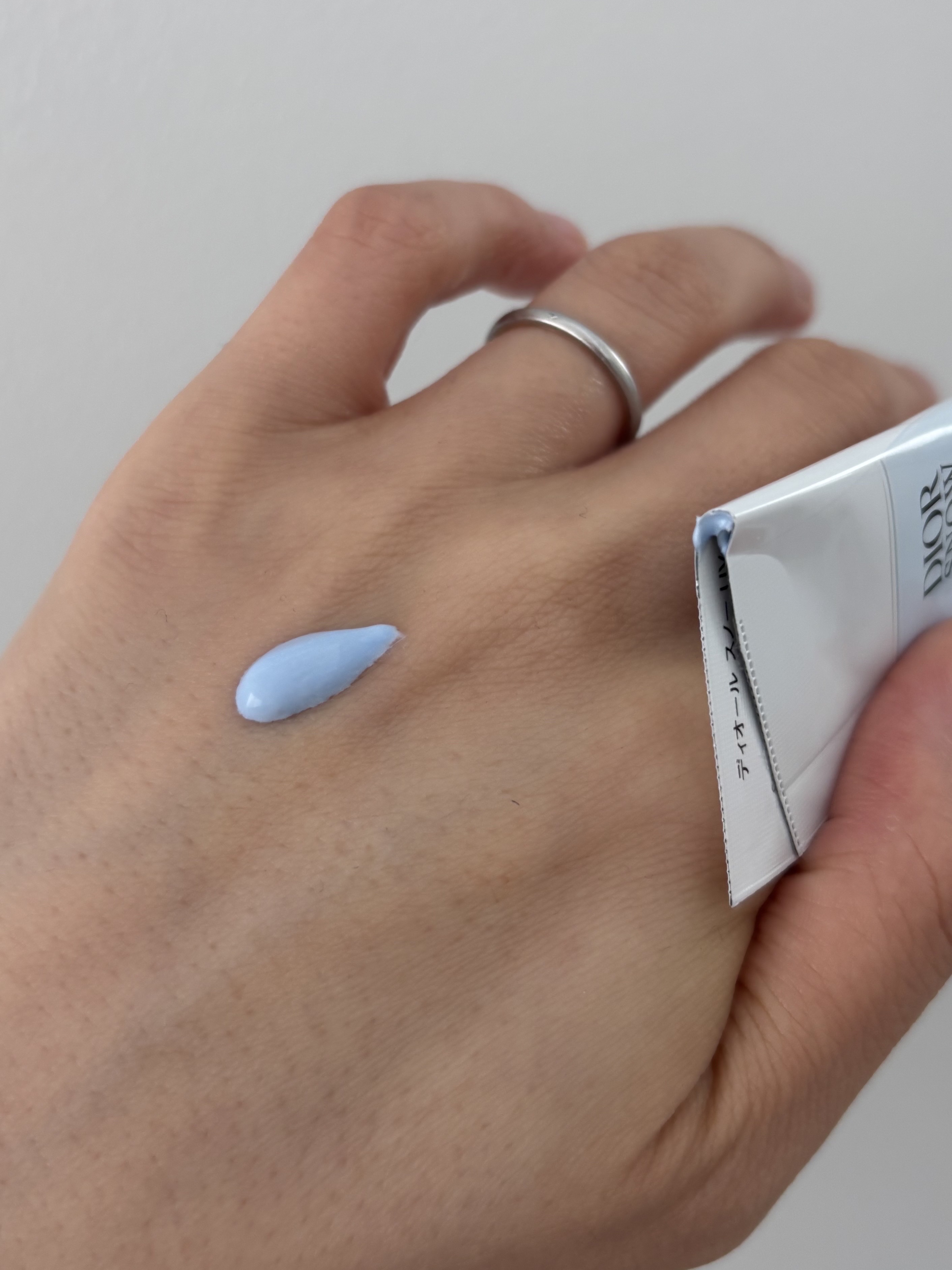 【旧】スノー メイクアップ ベース UV35 SPF35／PA+++/Dior/化粧下地を使ったクチコミ（3枚目）