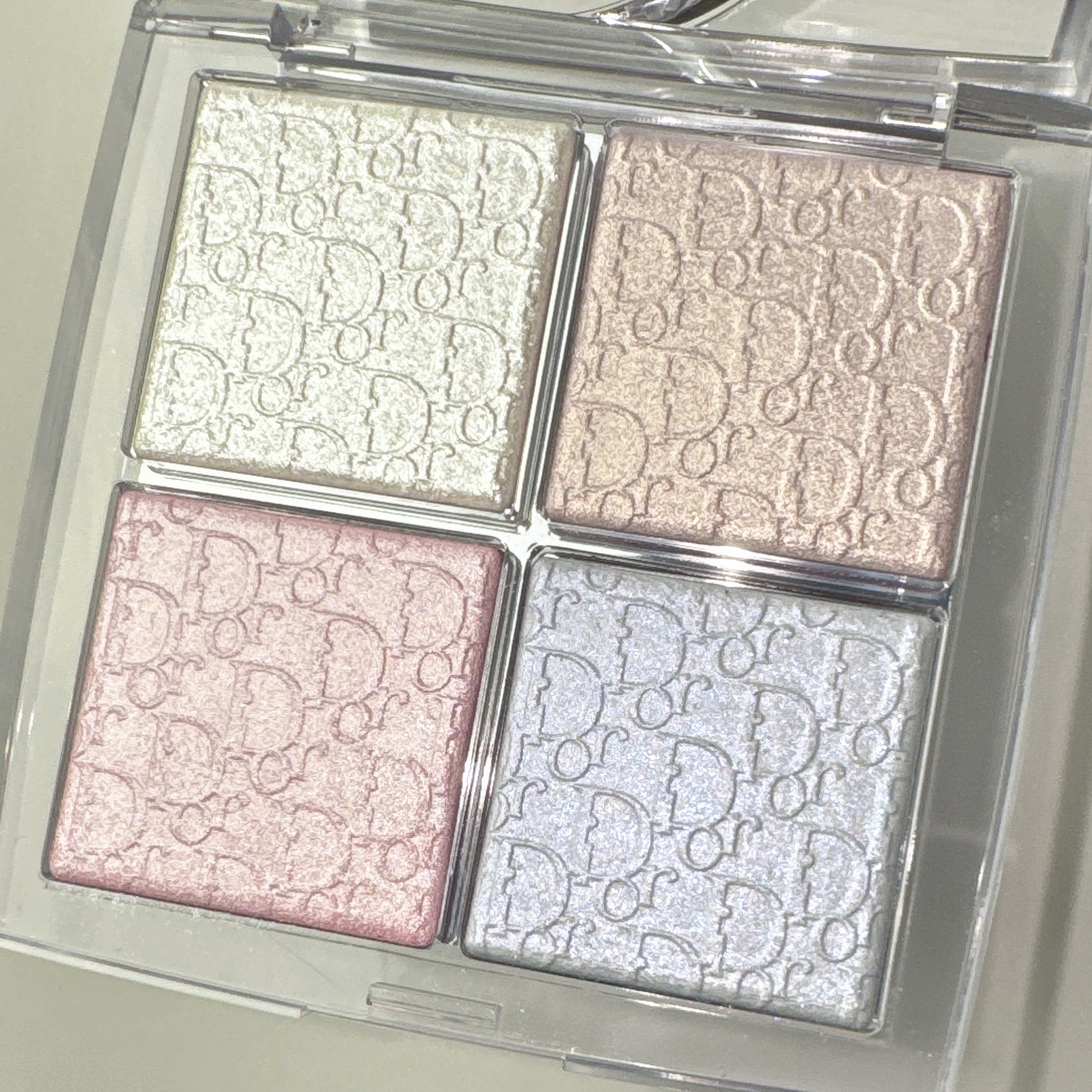 Diorの新作ハイライト
【002 フロステッド オパール グロウ】

全体的に肌馴染みの良い淡めな発色で、ナチュラルにツヤと透明感が出る印象です。

ちなみに実物は写真の何倍もキラキラしていて
とても可愛いです。
