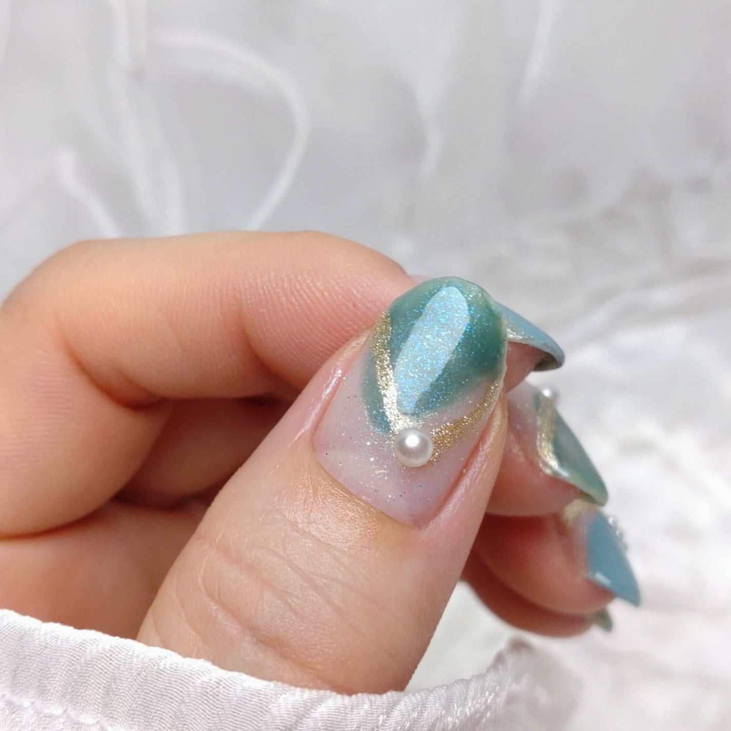 ミルクティ on LIPS 「✴✴#爽やかカラーでアクセサリーネイル💚🩵✴ベースのキラキラホ..」(3枚目)