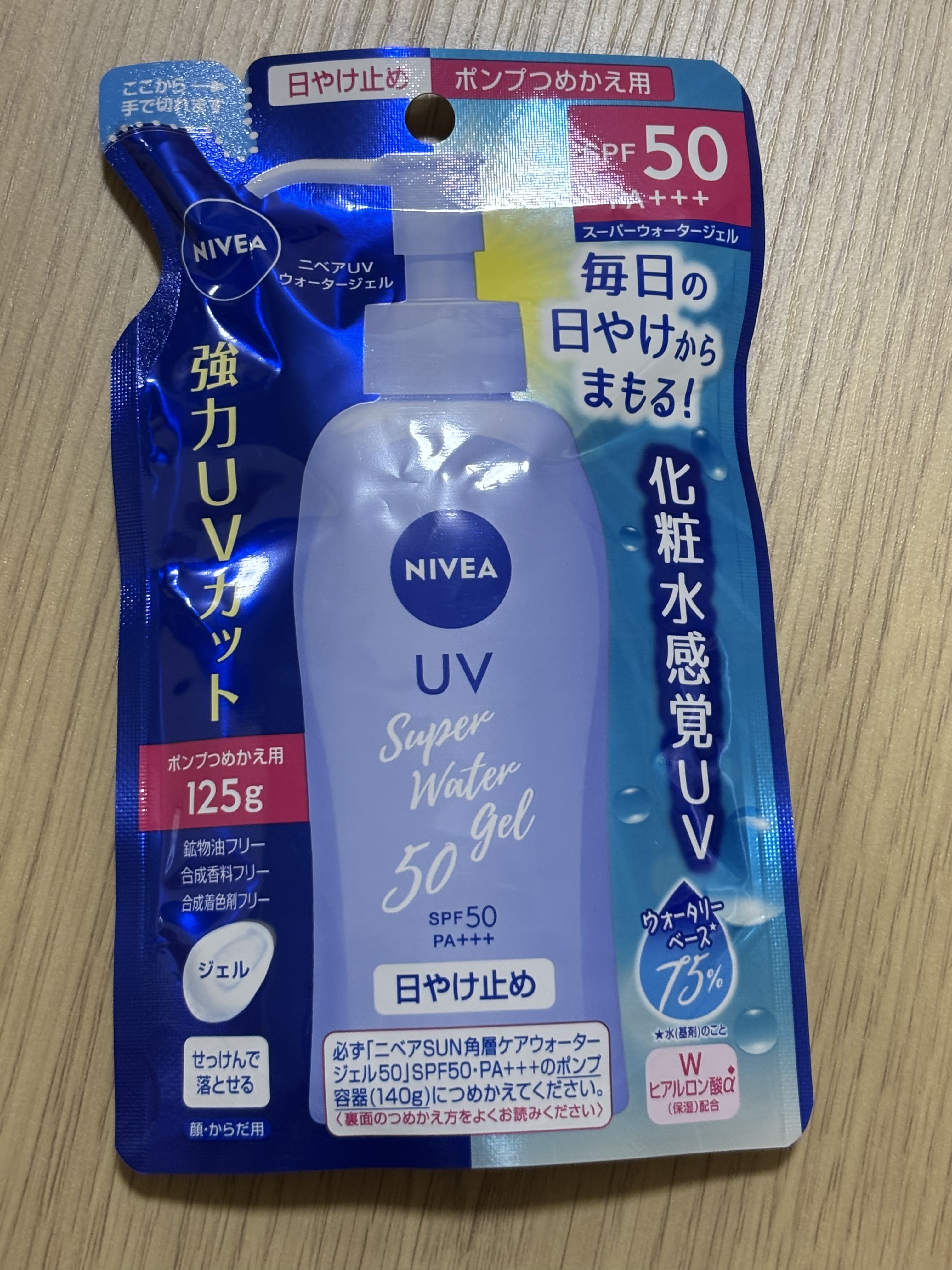 サラッと軽い使い心地で、顔にも体にも使える万能UV。
ジェルタイプなので白浮きせず、化粧下地としても優秀です。
ポンプ式なので朝の忙しい時間にもさっと塗れて便利。
詰替用でコスパもよく、毎日使いにぴったりです。
