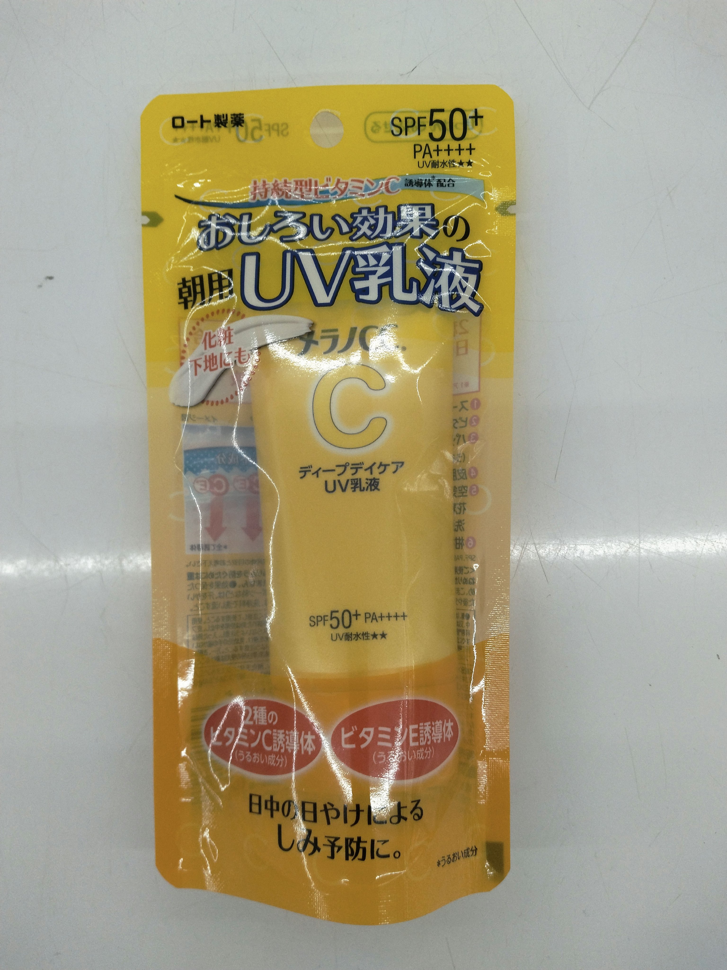 「メラノCC ディープデイケアUV乳液」は、肌の透明感をサポートしつつ、UV対策を行うために設計された乳液です。特に紫外線対策をしながら、肌のトーンアップや保湿を目指す方におすすめの製品です。

### 主な特徴

1. **UVカット効果