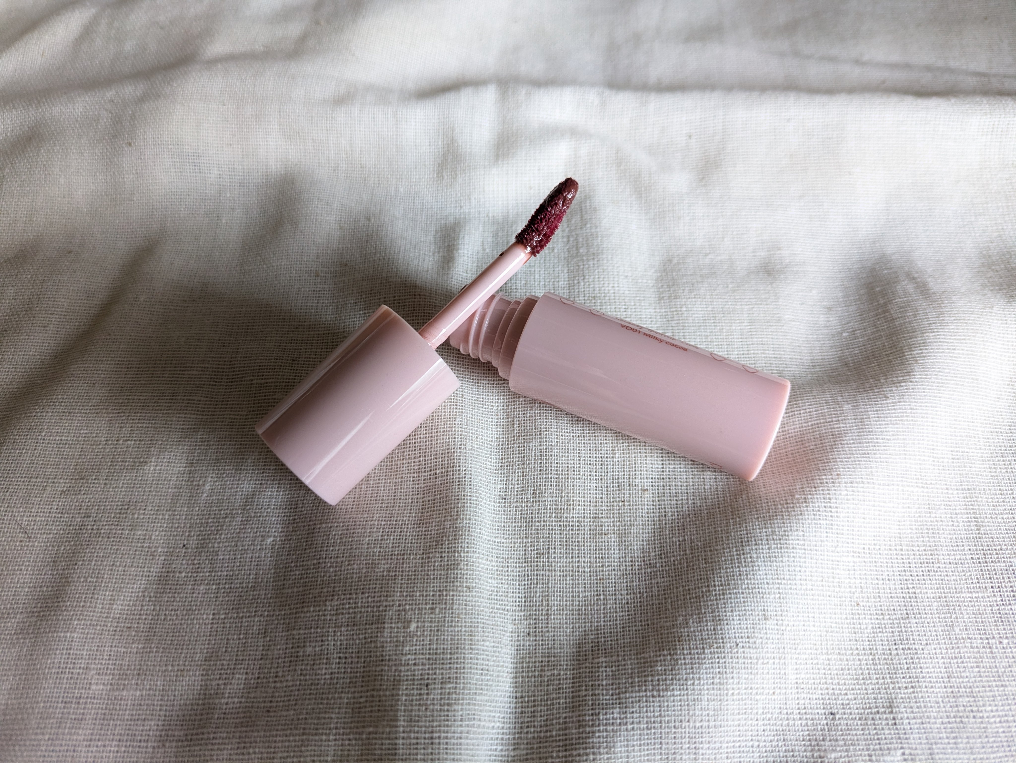 アンドバイロムアンド　グラッシーボムティント VD01 Milky cocoa/&nd by rom&nd/リップティントを使ったクチコミ（2枚目）