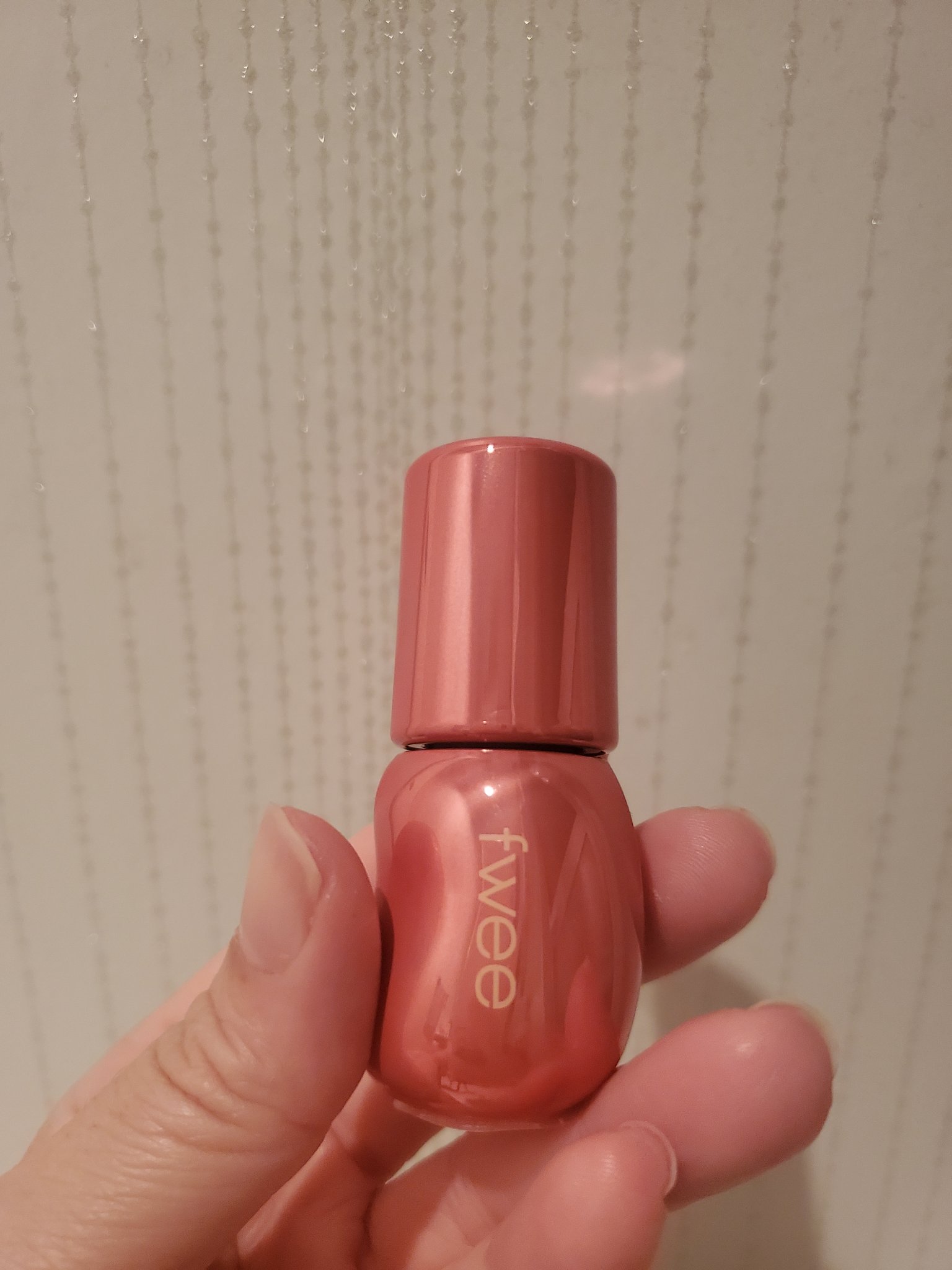 フィー 3Dボリューミンググロス B09 ライチ 70％/fwee/リップグロスを使ったクチコミ（2枚目）