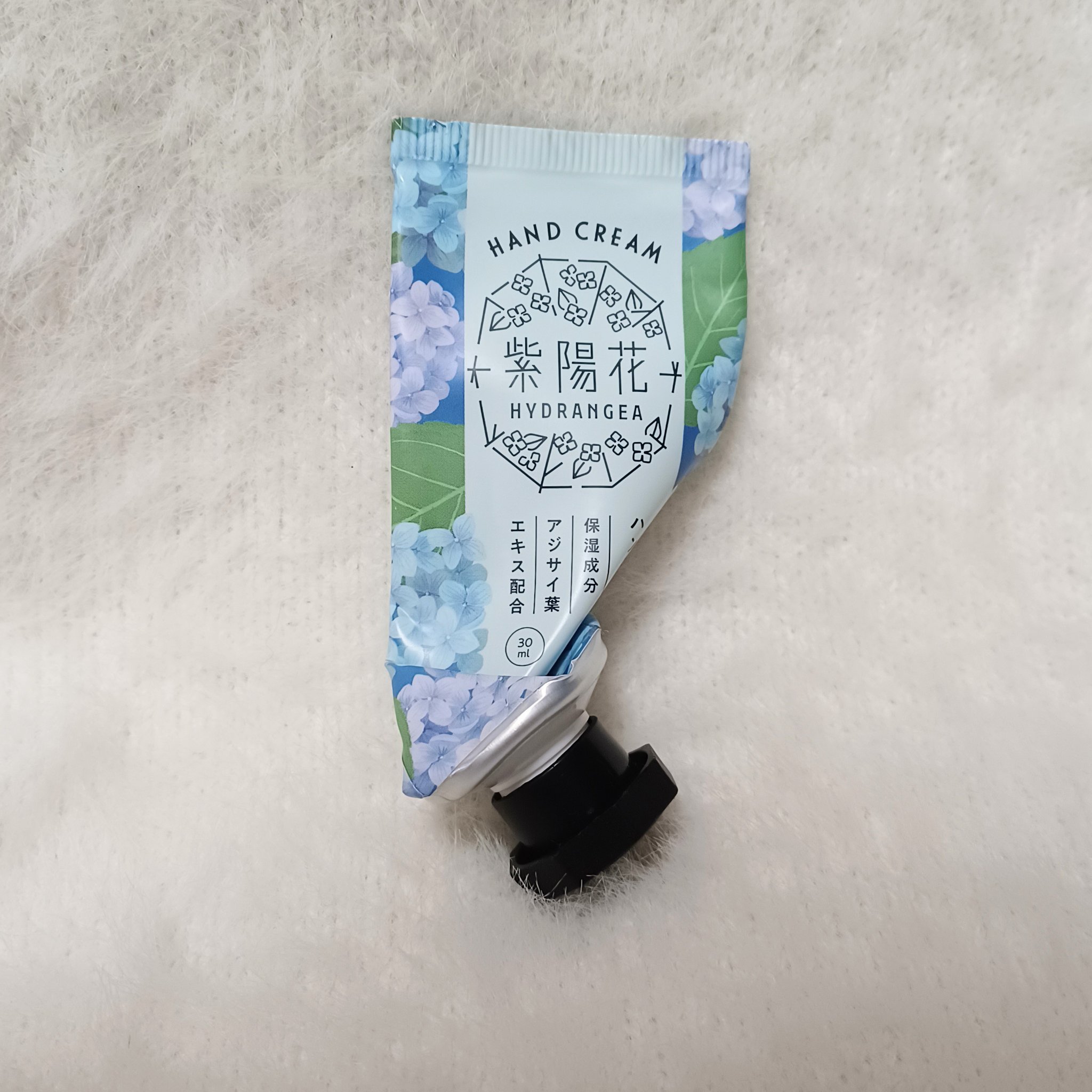 ゆるりと 紫陽花 ハンドクリーム 雨色あじさい/ゆるりと/ハンドクリームを使ったクチコミ（1枚目）