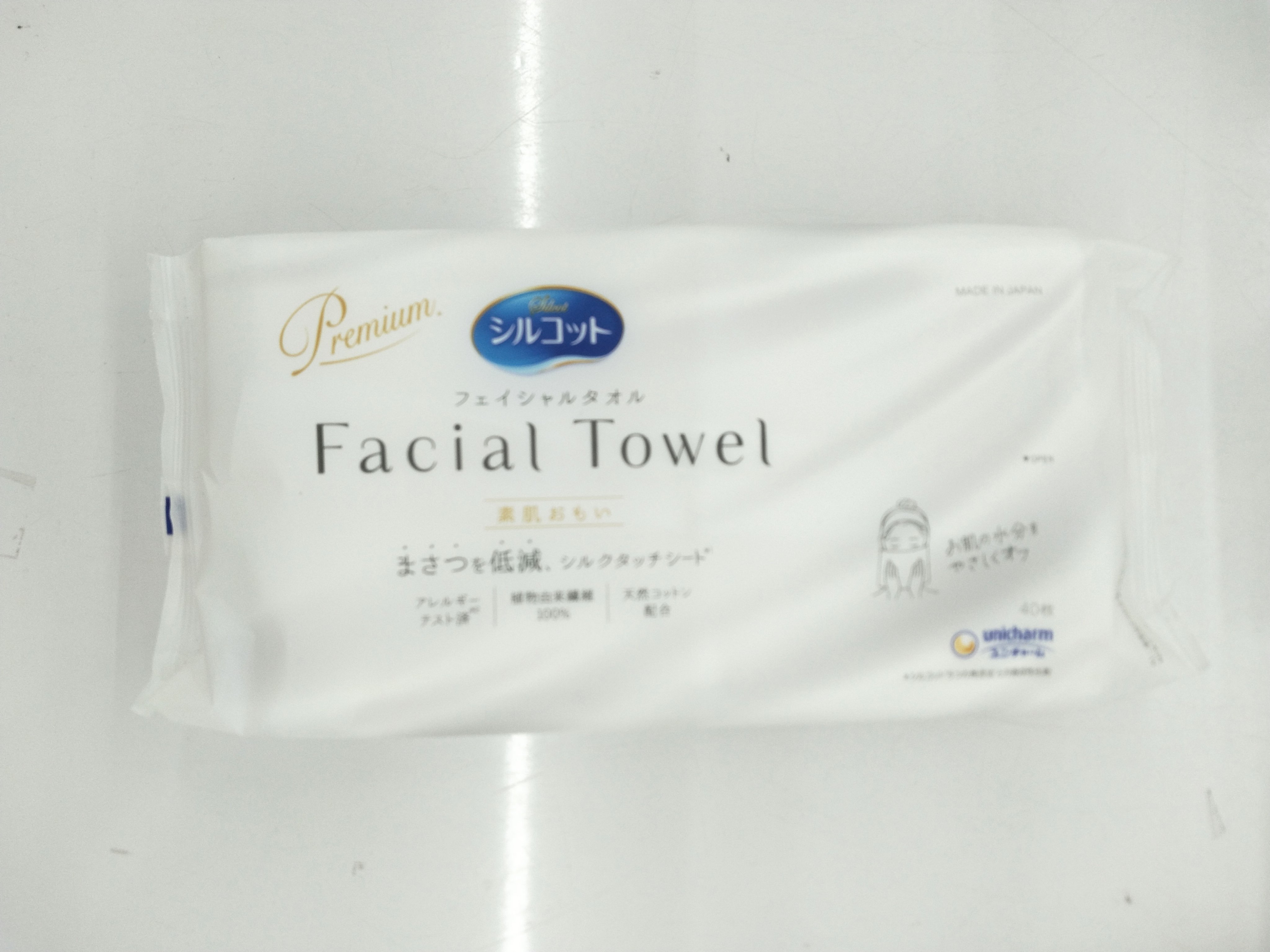 「シルコット フェイシャルタオル 素肌おもい」は、特に敏感肌や乾燥肌の方に配慮したフェイシャルタオルです。この製品は、しなやかな肌触りと優れた吸水性を持ち、毎日のスキンケアや洗顔後の使用にぴったりのアイテムです。

### 主な特徴

1.