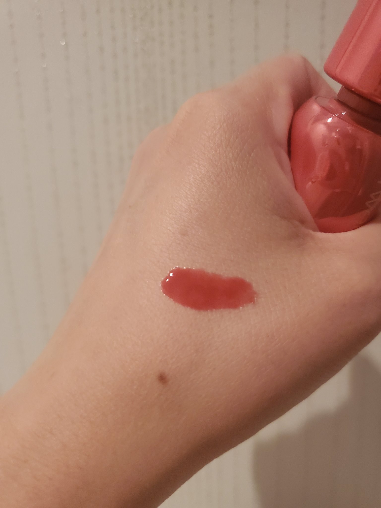 フィー 3Dボリューミンググロス B09 ライチ 70％/fwee/リップグロスを使ったクチコミ（3枚目）