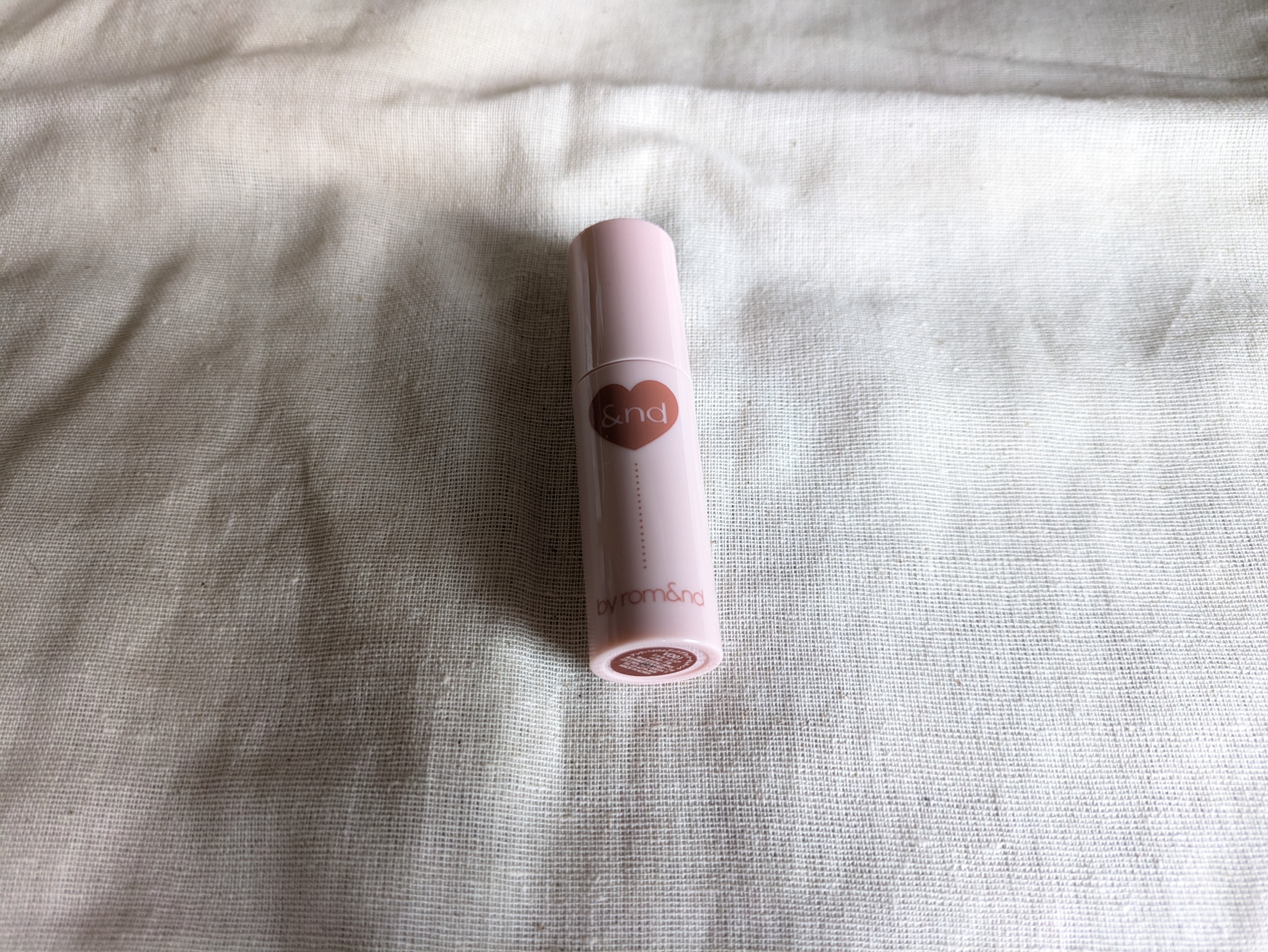 アンドバイロムアンド　グラッシーボムティント VD01 Milky cocoa/&nd by rom&nd/リップティントを使ったクチコミ（1枚目）