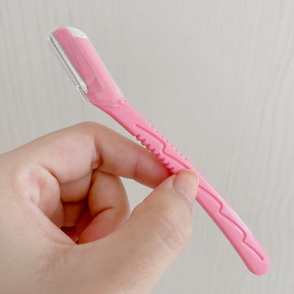 ピアニィ ピアニィ まゆ用 3本入りのクチコミ「【ピアニィ まゆ用 3本入り】
内容量:3本入
基本的にこういう形のカミソリを使って剃る場所.....」(2枚目)