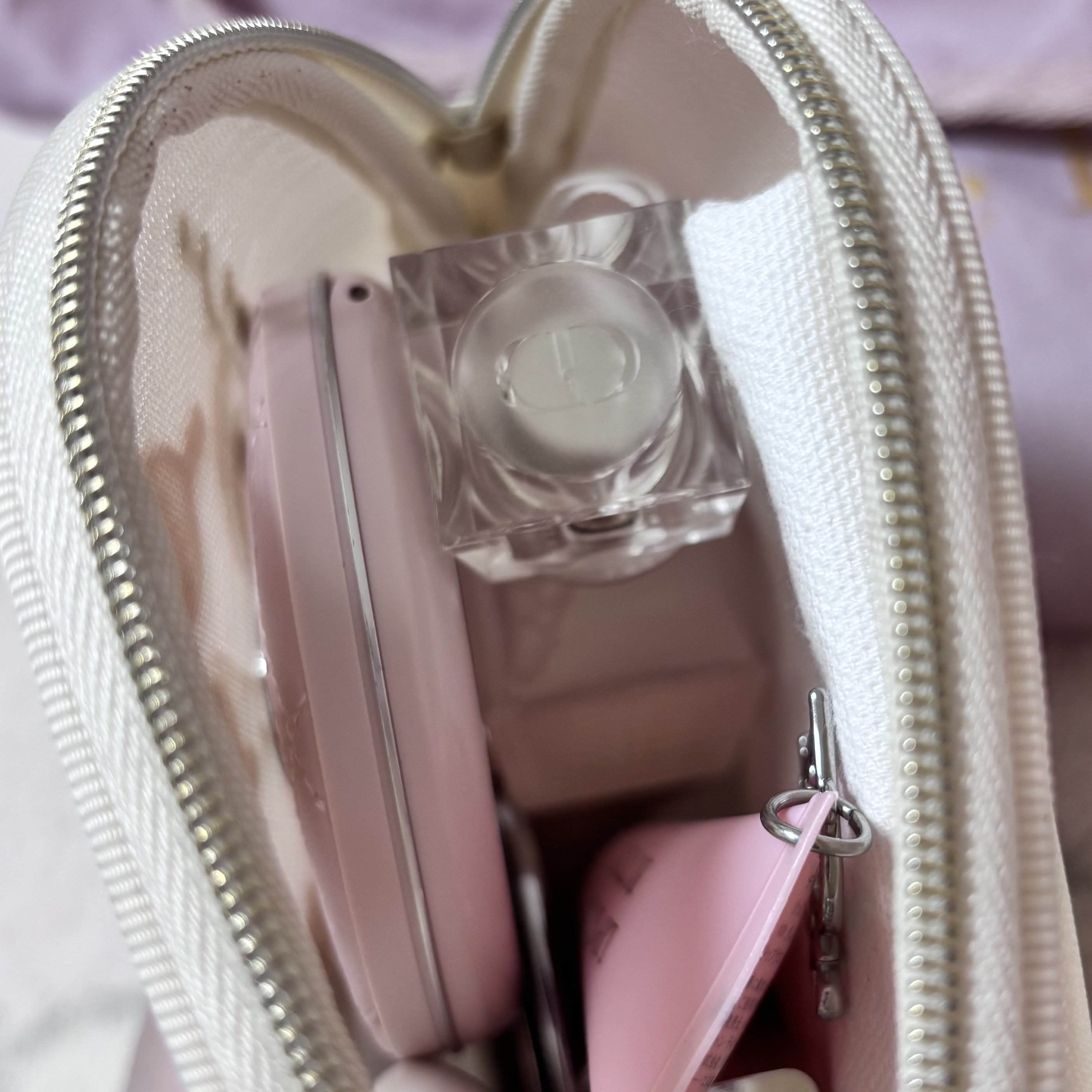 Dior ミス ディオール ブルーミング ブーケ ヘア ミストのクチコミ「Dior
ミス ディオール ブルーミング ブーケ ヘア ミスト

旧バージョンと比較です
入っ.....」（2枚目）