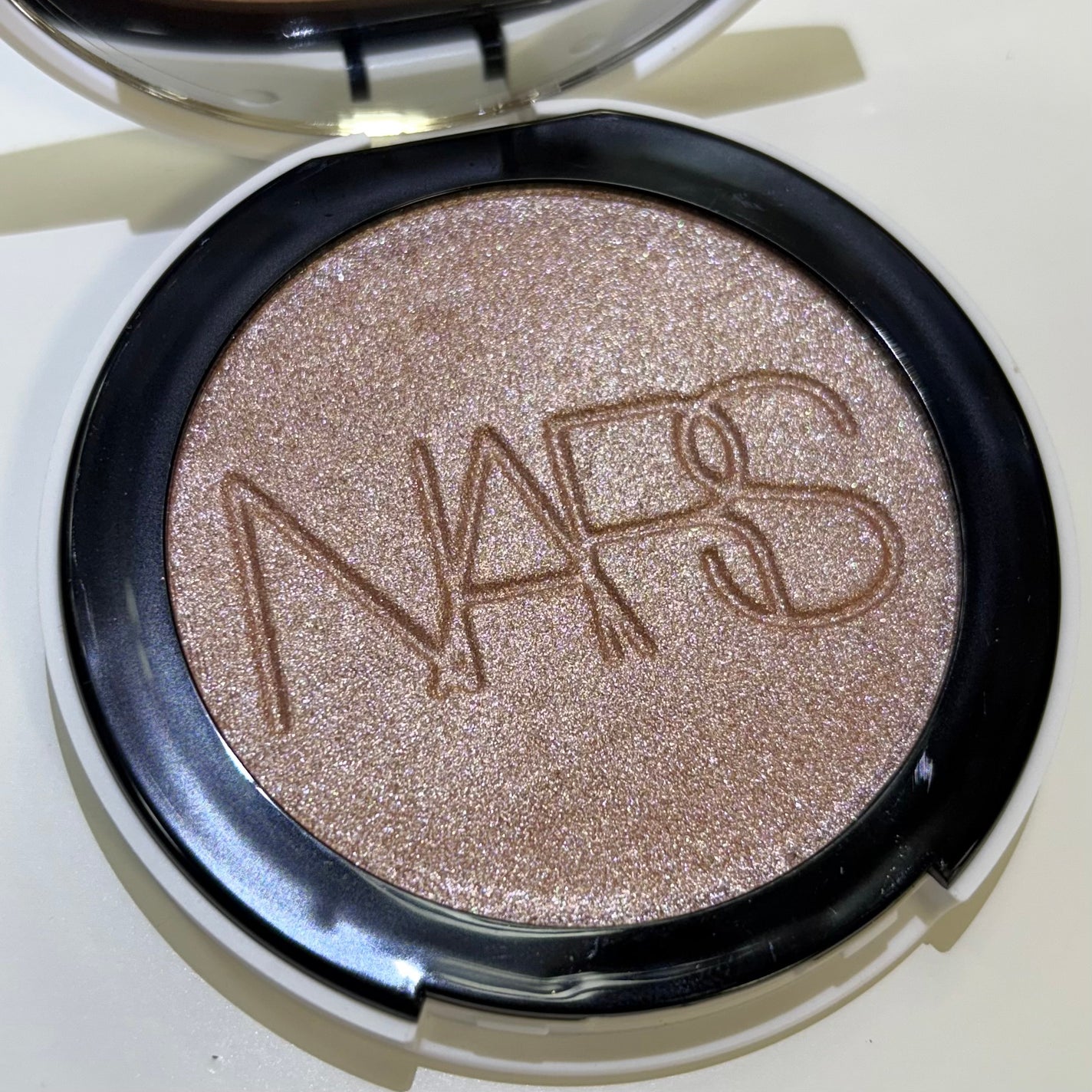 NARS ライトリフレクティング ルミナイジングパウダー/NARS/パウダーハイライトを使ったクチコミ(3枚目)