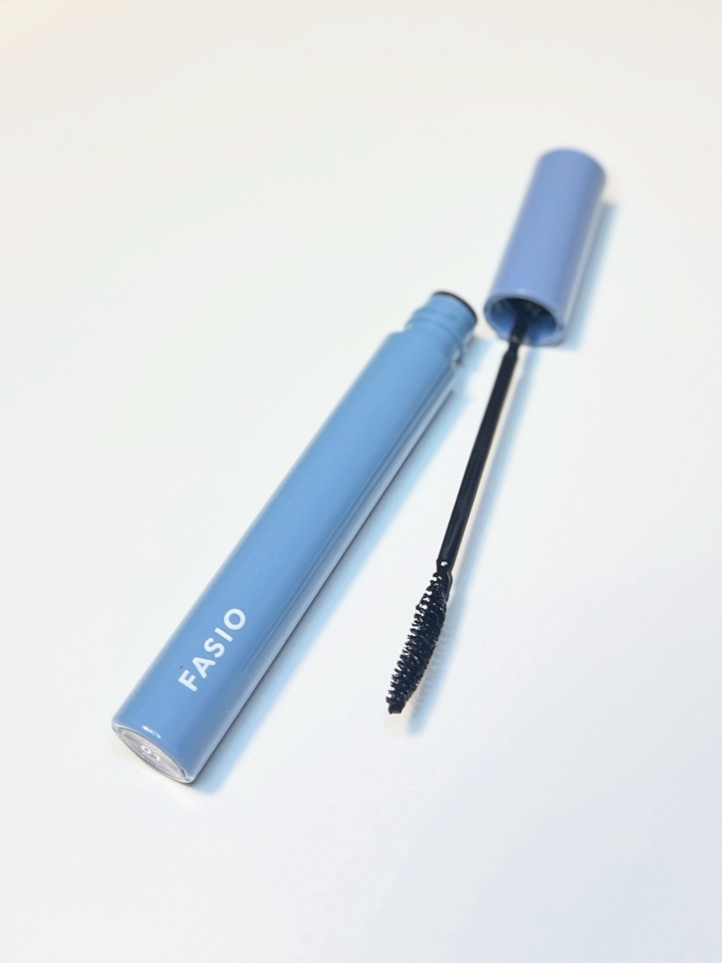 #PR #ファシオ 

□まつ毛を根もとからカールアップして
　瞬間ロックし、長時間キープ
□ウルトラウォータープルーフ
　蒸し暑さや汗・皮脂・涙・水に強いタイプ

🙋‍♀️使ってみて....!
細身＆少しカーブしたブラシで
根元から塗り