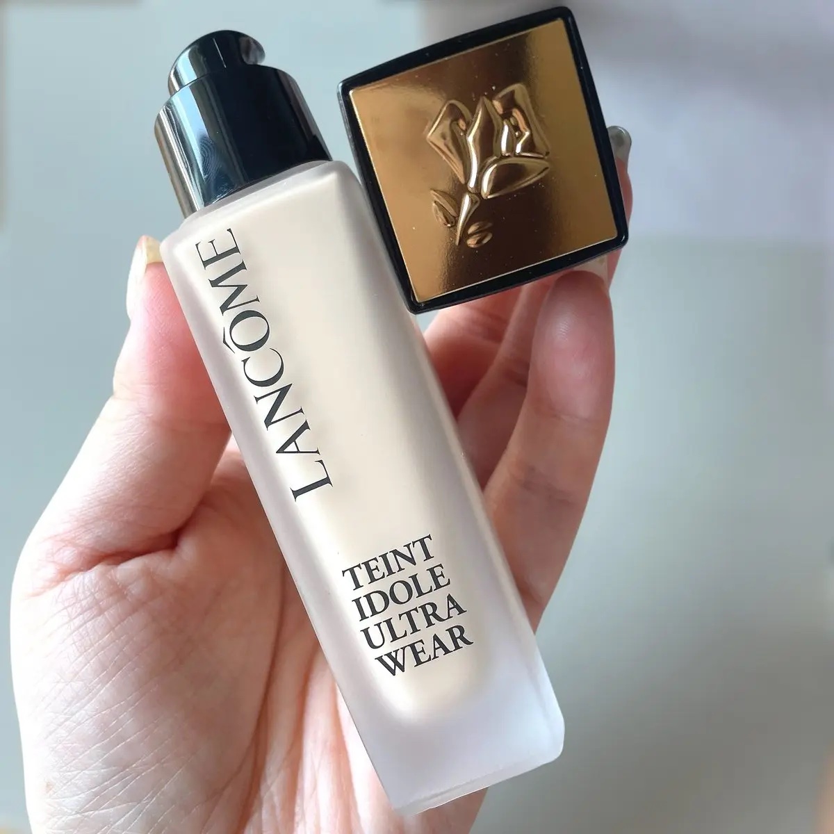 1日外出で滝汗確定な日はタンイドルのファンデに手が伸びる🥵💦

ジャバジャバでフィックスが早いから素早く塗り伸ばさないと筋ムラになりやすいかも、、だけど
フィックスが早い＆強力なおかげで汗拭いても肌にファンデが留まってる🥺
皮脂や汗に