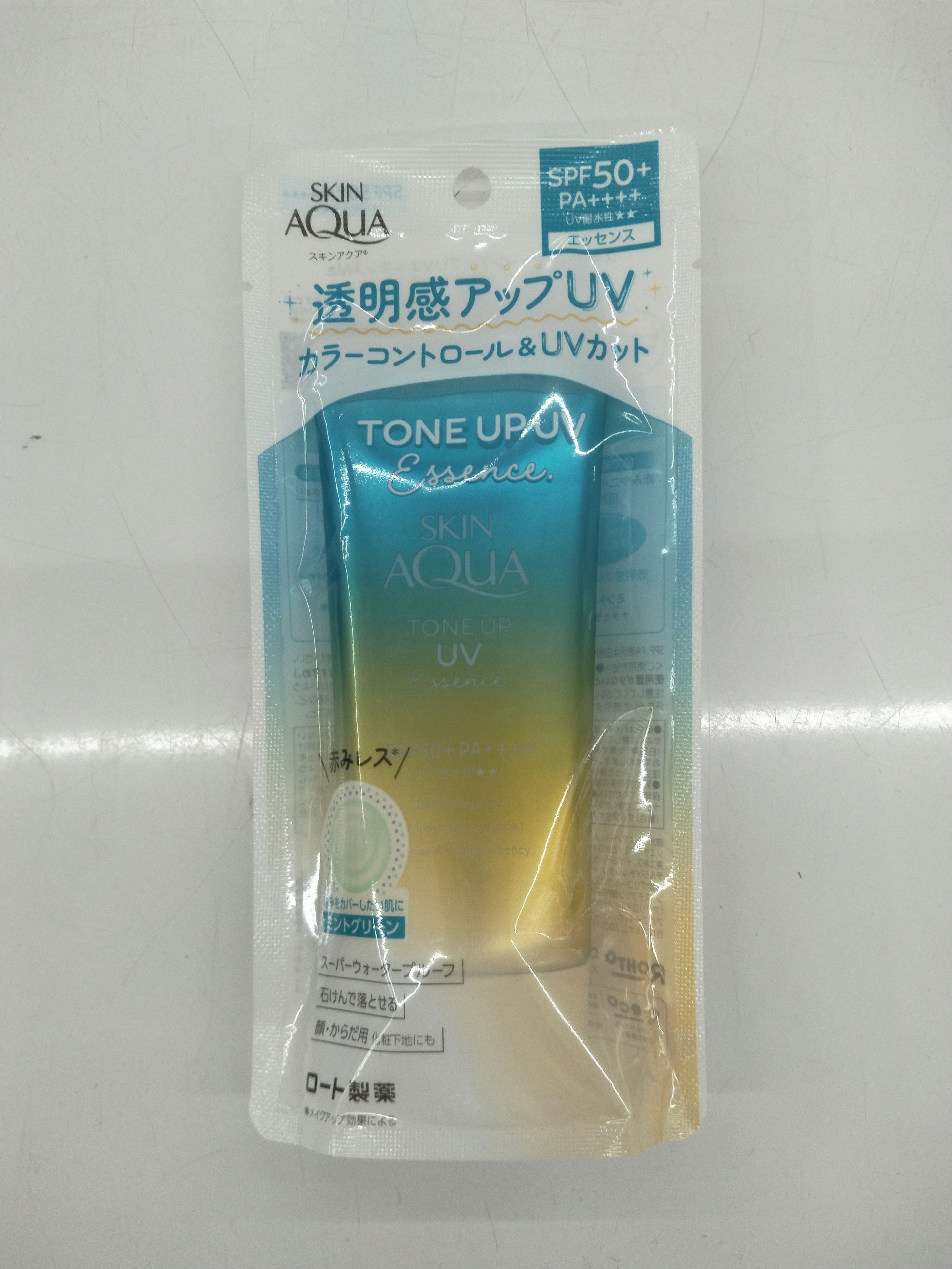 「スキンアクア トーンアップUVエッセンス ミントグリーン」は、紫外線対策と肌のトーンを整える効果を併せ持った日焼け止めエッセンスです。この製品は、しっかりとしたUVカット効果を持ちながら、肌色を明るく見せるための工夫がされています。

#