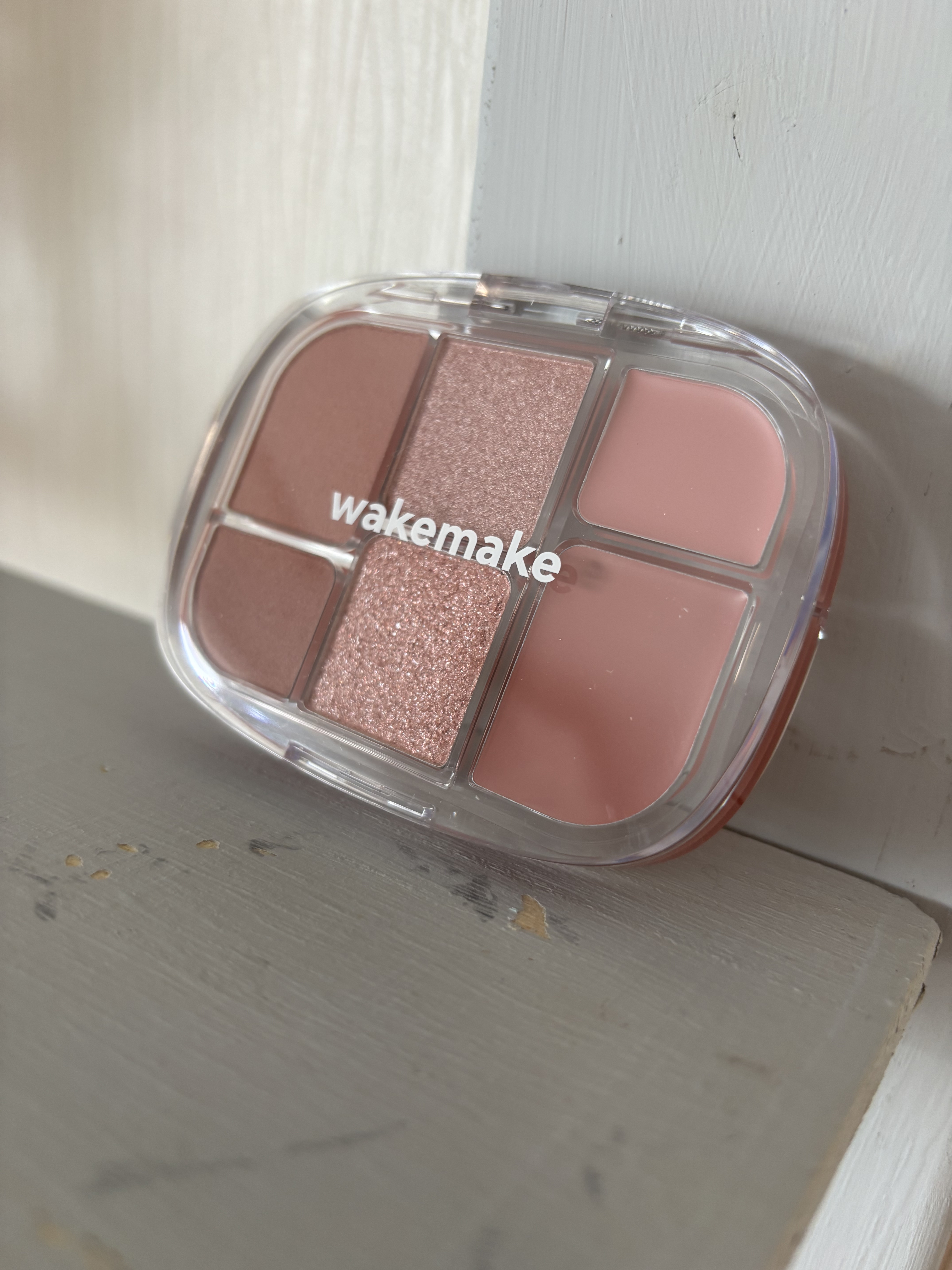 wakemake

♡シームレスウェアクッション

• 塗りたての色が長時間くすみにくくキレイにキープ
• 毎日使いたくなる心地よい使い心地
• 素肌と一体化したような、シームレスな肌色補正

最初に肌にポンと乗せた時はファンデのカラーがと