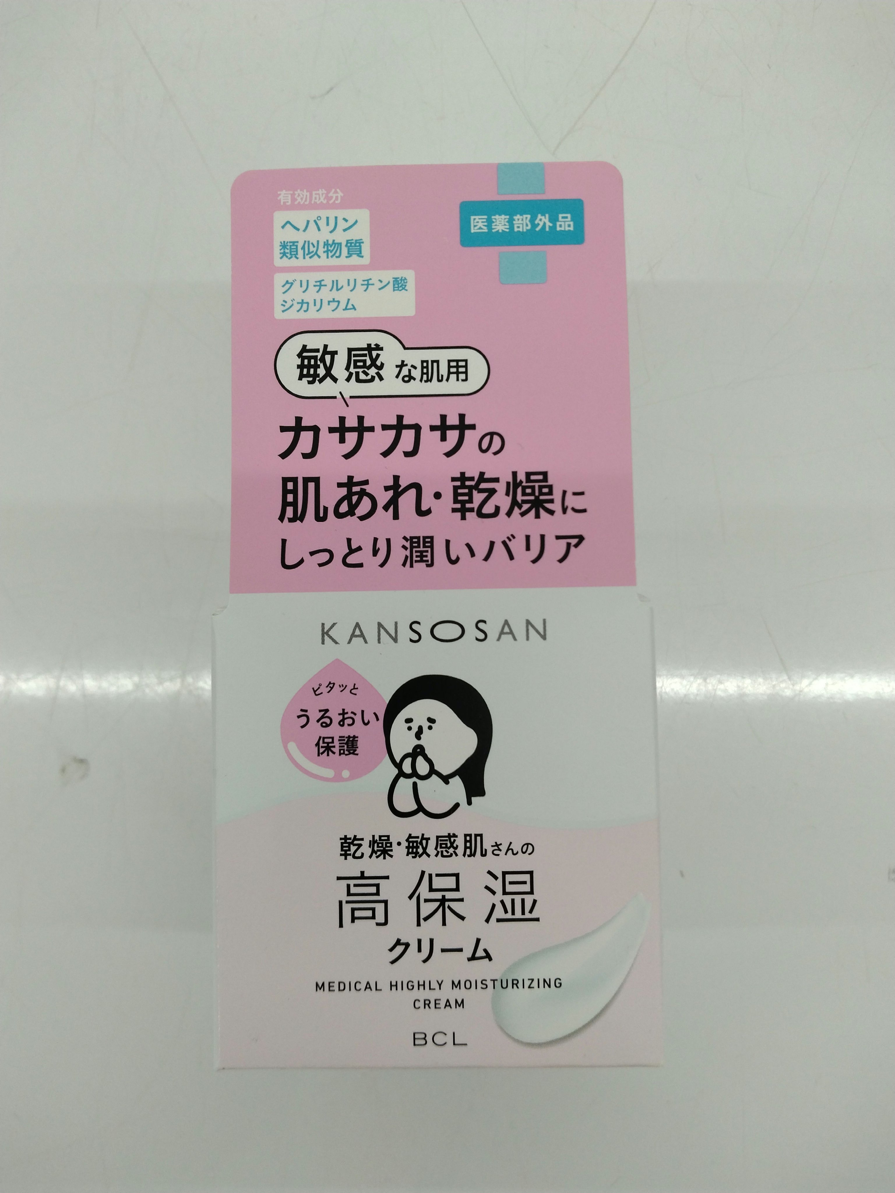 「乾燥さん 薬用高保湿クリーム」は、乾燥肌や肌荒れの悩みを持つ方に向けて開発された保湿クリームです。この製品は、特に冬の乾燥やエアコンなどによる肌の乾燥を防ぎ、肌に必要な潤いを与え、健康的な肌をサポートします。

### 主な特徴

1. 