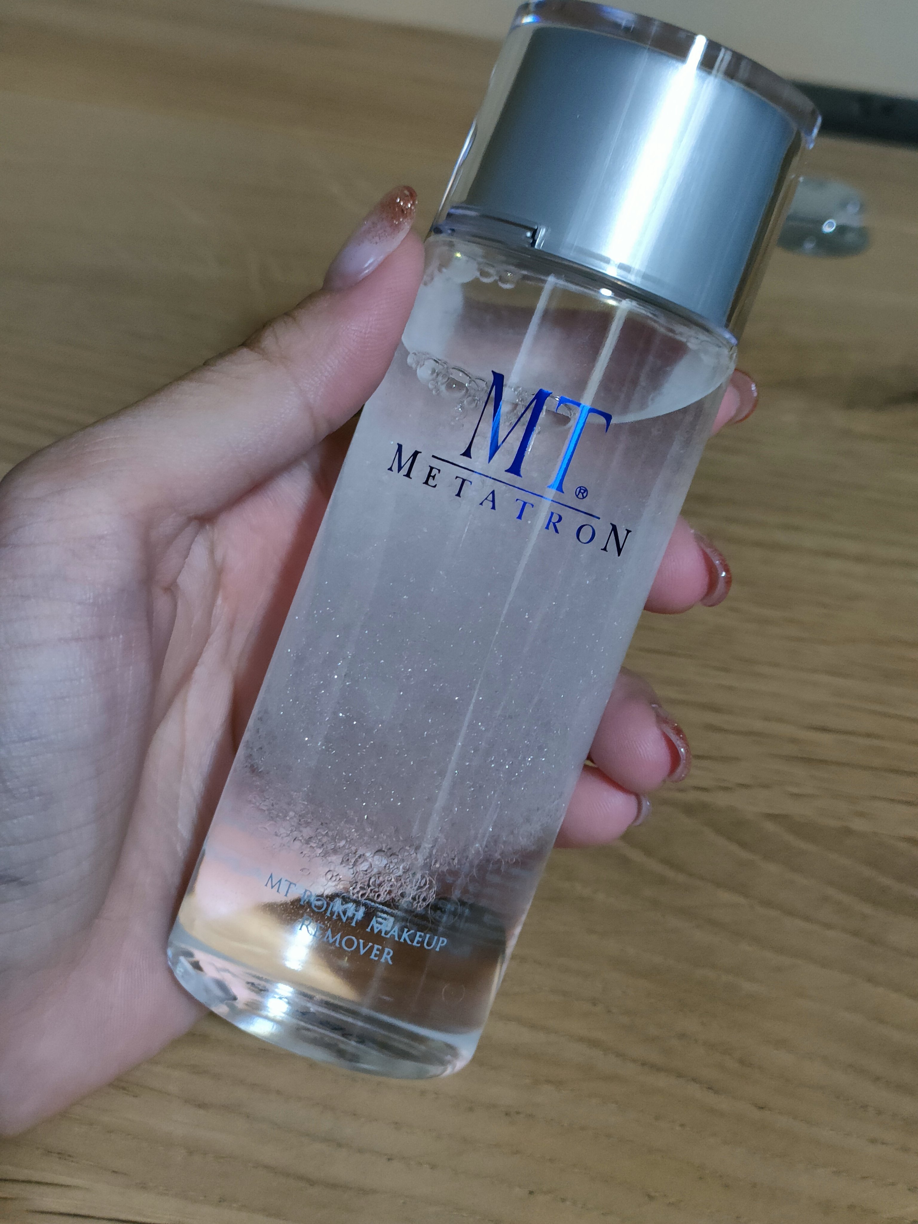 💎【目元にもやさしい高機能リムーバー】MT METATRON💎
最近使い始めた「MT メタトロン ポイントメイクアップリムーバー」、正直かなり優秀です✨2層式のリキッドをよく振って使うタイプで、ウォータープルーフのマスカラやアイライナー