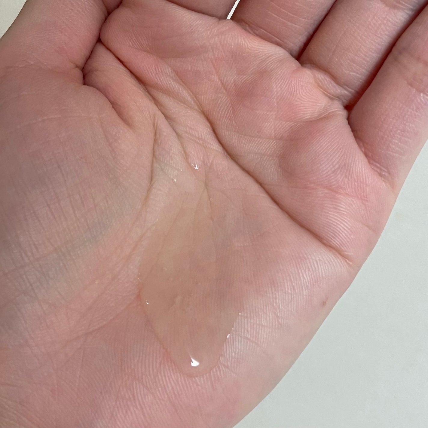 sari on LIPS 「少しとろっとしていて肌にめっちゃ浸透する。その後につける化粧水..」(2枚目)