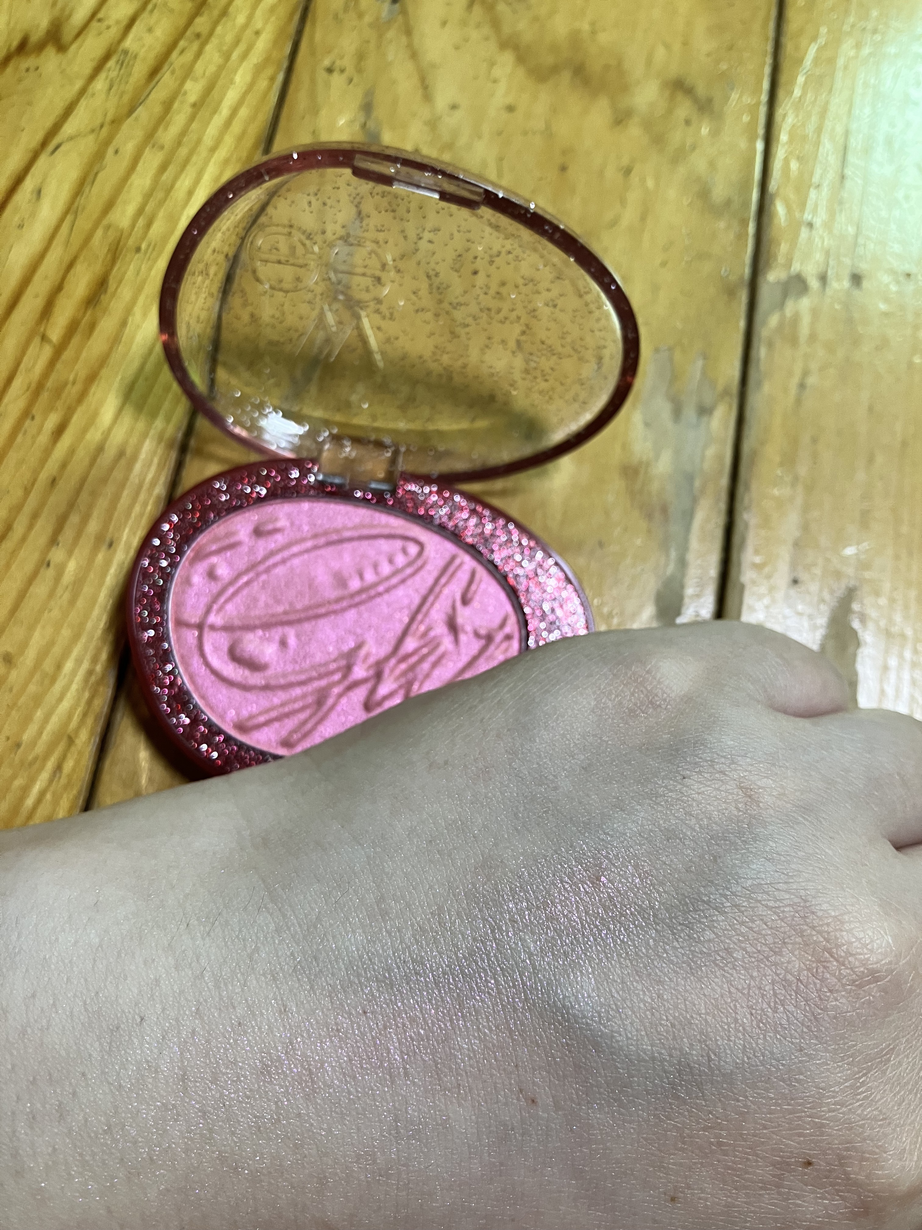 フィー グリッツストーンハイライター HL01 フィーバーガーネット/fwee/パウダーハイライトを使ったクチコミ（2枚目）