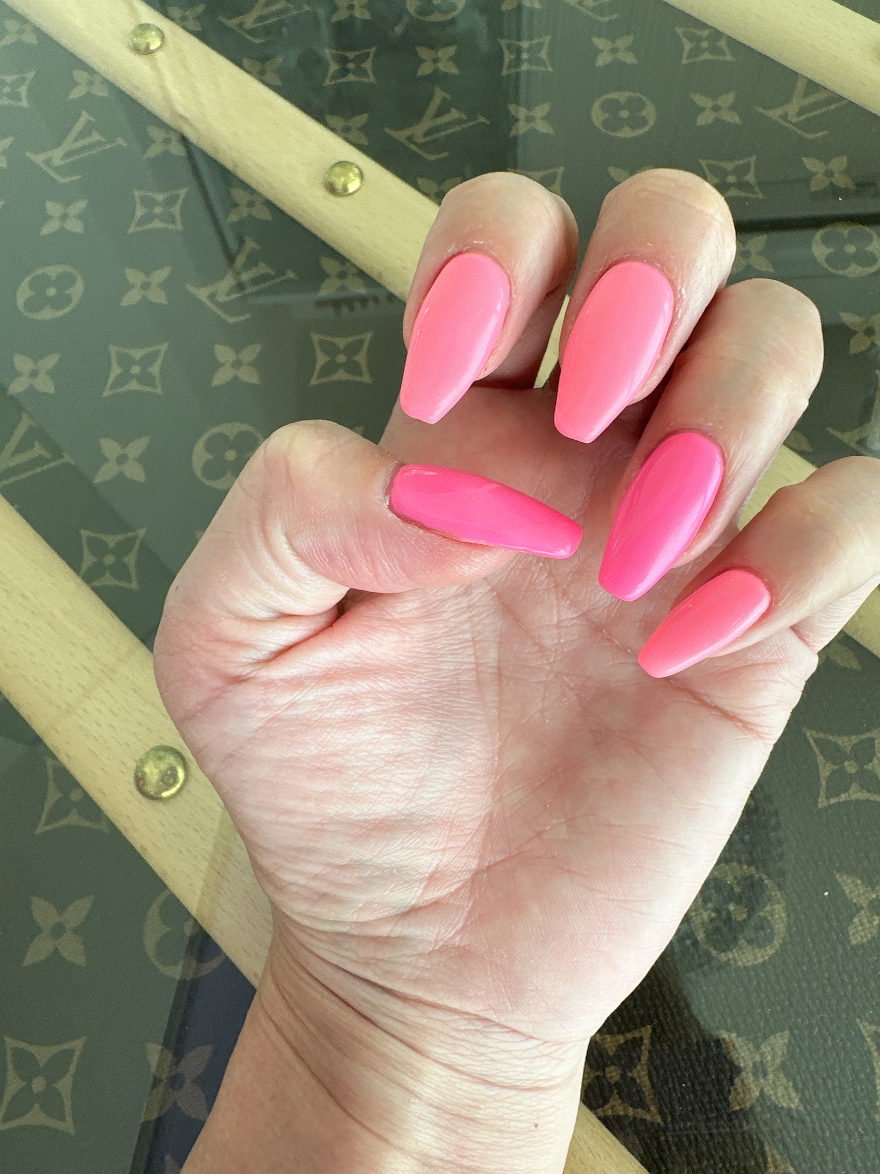 これぞ夏の主役ネイル🩷💗🌈
蛍光ピンク2色盛り！まるでマーメイドキャンディ💅🍬
映えすぎ注意⚡️
#蛍光ネイル #ピンク沼 #セルフネイル記録 #キラキラ女子部